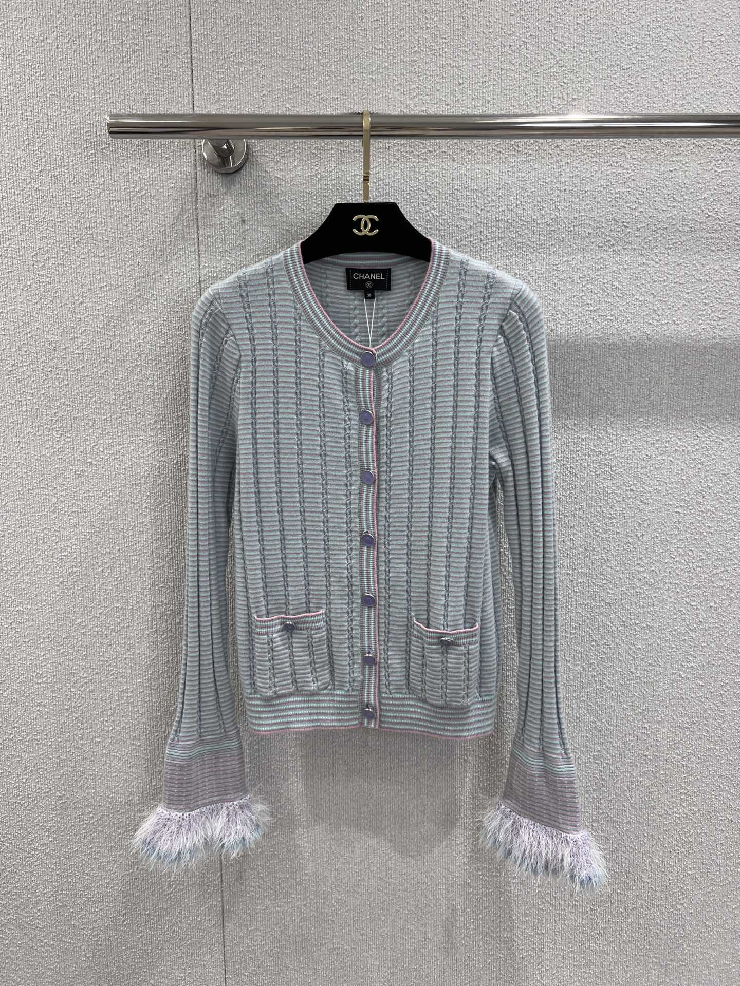 NO:464587,Support replacement Chane* 25B premium handicraft workshop series new models, pocket slim cashmere knitted cardigan丨Exclusive yb development!  High-end production!  Dyeing special wool yarn, soft, delicate and comfortable, vertical stripes design add three-dimensional sense. Green and blue color yarns with customized purple buttons are exquisitely embellished, special plush ruffled design on cuffs, high-end fashion sense, S/M/L real-life details pictures on sale, chanel, alexander wang19860909支持换款 Chane* 25B高级手工坊系列新款 口袋修身羊绒针织开衫丨独家yb开发！高版出品！染色特种羊毛纱线,柔软细腻舒适,竖条纹设计增添立体感 绿蓝色彩色纱线搭配定制紫色纽扣精致点缀设计,袖口特种毛绒荷叶边设计,高级时尚感,现货发售S/M/L实拍细节图,,chanel,alexander wang,Women's clothing