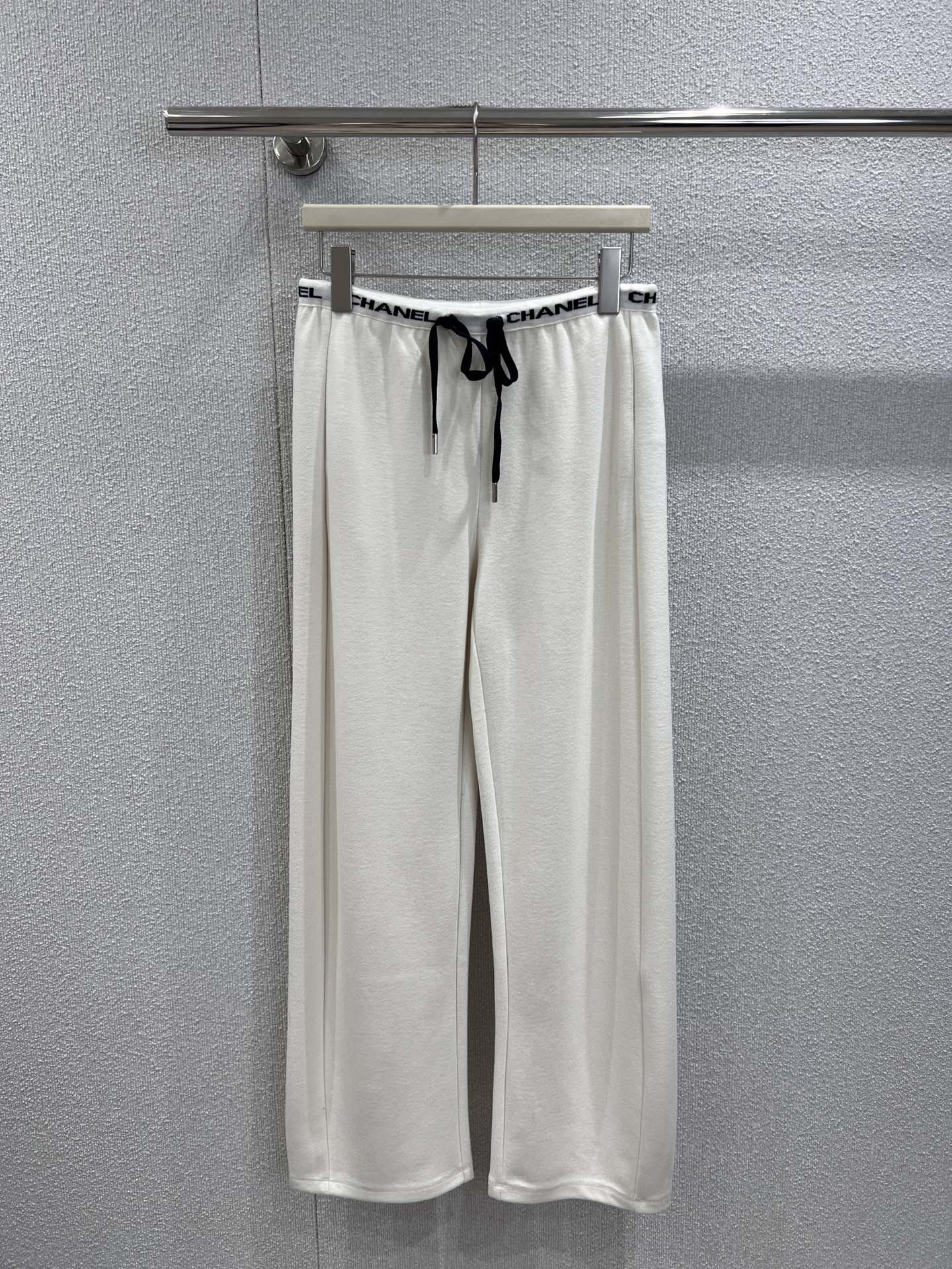 NO:549079,Support for replacement Chane* 25Fw early autumn new style drawstring webbing wide-leg trousers | Exclusive high-end product!  Imported cotton-elastic material, soft and comfortable fabric, smooth and stylish, high-waist wide-leg trousers style, drawstring elastic adjustment, inclusive body shape, relaxed and fashionable, instantly improved brand style, waist letter webbing decoration, easy age reduction, wide-leg cutting, inclusive and modify the leg shape, wear a full high street fashionable style, a pair of versatile trousers, vacation dates, daily life, S/M/L real-life details pictures, chanel, alexander wang19860909支持换款 Chane* 25Fw早秋新款 抽绳字母织带阔腿长裤丨独家高版出品！进口棉纶材质 面料柔挺舒适 垂顺有型 高腰阔腿长裤版型 抽绳松紧调节 包容身材 风格松弛时髦 品牌格调瞬间提升 腰头字母织带装饰 轻松减龄 阔腿裁剪 包容修饰腿型的同时 穿出满满的高街时髦风格 一条四季百搭长裤 度假约会日常 现货发售S/M/L实拍细节图,,chanel,alexander wang,Women's clothing