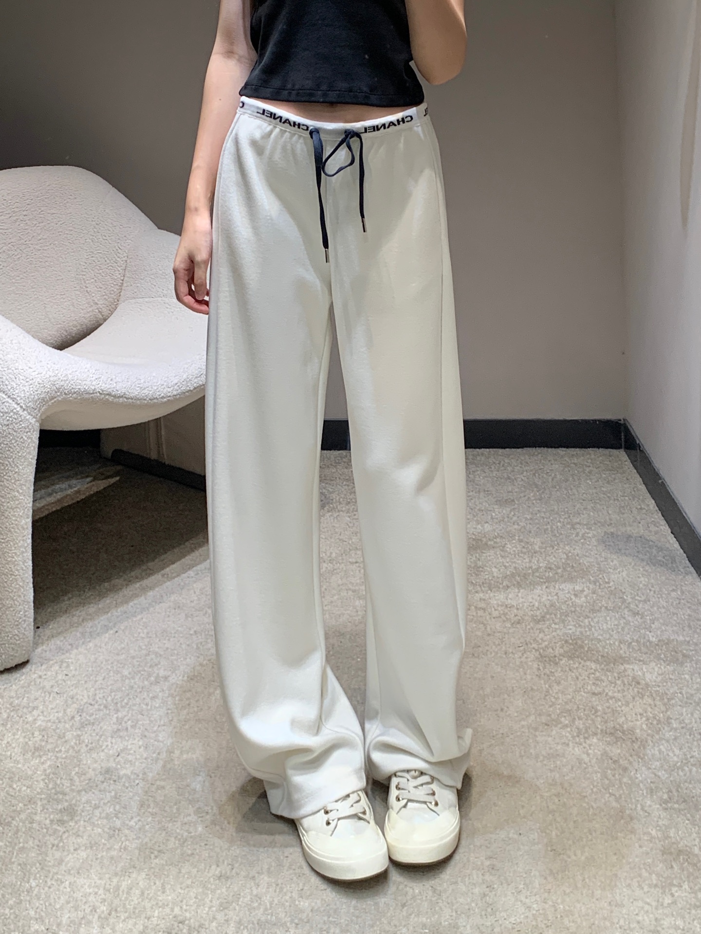 NO:549084,Chane* 25Fw early autumn new style drawstring webbing wide-leg trousers | Exclusive high-end production!  Imported cotton-elastic material, soft and comfortable fabric, smooth and stylish, high-waist wide-leg trousers style, drawstring elastic adjustment, inclusive body shape, relaxed and fashionable, instantly improved brand style, waist letter webbing decoration, easy age reduction, wide-leg cutting, inclusive and modify the leg shape, wear a full high street fashionable style, a pair of versatile trousers, vacation dates, daily sale S/M/L,,chanel, alexander wang19860909Chane* 25Fw早秋新款 抽绳字母织带阔腿长裤丨独家高版出品！进口棉纶材质 面料柔挺舒适 垂顺有型 高腰阔腿长裤版型 抽绳松紧调节 包容身材 风格松弛时髦 品牌格调瞬间提升 腰头字母织带装饰 轻松减龄 阔腿裁剪 包容修饰腿型的同时 穿出满满的高街时髦风格 一条四季百搭长裤 度假约会日常 现货发售S/M/L,,chanel,alexander wang,Women's clothing