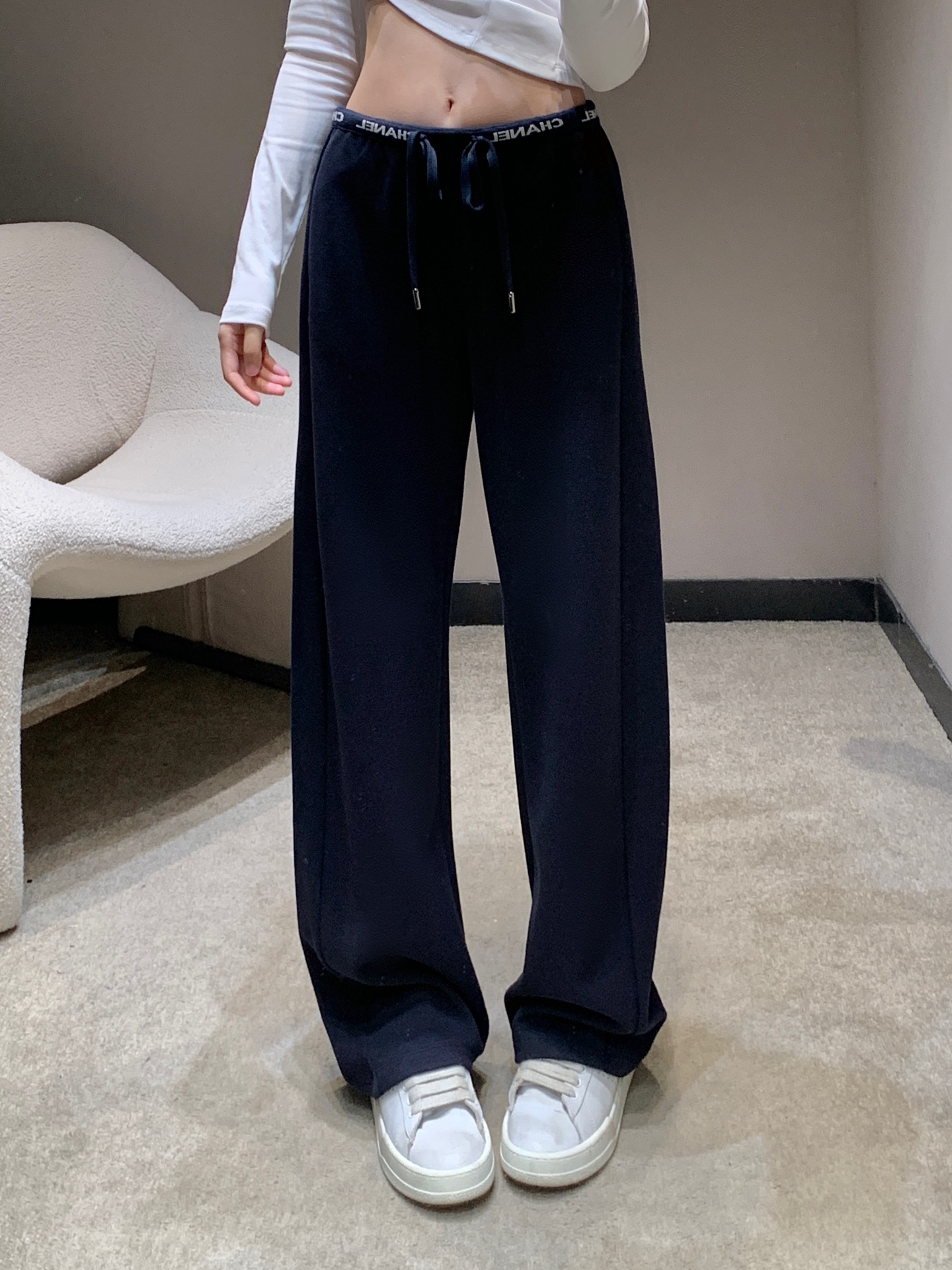 NO:549093,Chane* 25Fw early autumn new style drawstring webbing wide-leg trousers | Exclusive high-end production!  Imported cotton-elastic material, soft and comfortable fabric, smooth and stylish, high-waist wide-leg trousers style, drawstring elastic adjustment, inclusive body shape, relaxed and fashionable, instantly improved brand style, waist letter webbing decoration, easy age reduction, wide-leg cutting, inclusive and modify the leg shape, wear a full high street fashionable style, a pair of versatile trousers, vacation dates, daily sale S/M/L,,chanel, alexander wang19860909Chane* 25Fw早秋新款 抽绳字母织带阔腿长裤丨独家高版出品！进口棉纶材质 面料柔挺舒适 垂顺有型 高腰阔腿长裤版型 抽绳松紧调节 包容身材 风格松弛时髦 品牌格调瞬间提升 腰头字母织带装饰 轻松减龄 阔腿裁剪 包容修饰腿型的同时 穿出满满的高街时髦风格 一条四季百搭长裤 度假约会日常 现货发售S/M/L,,chanel,alexander wang,Women's clothing