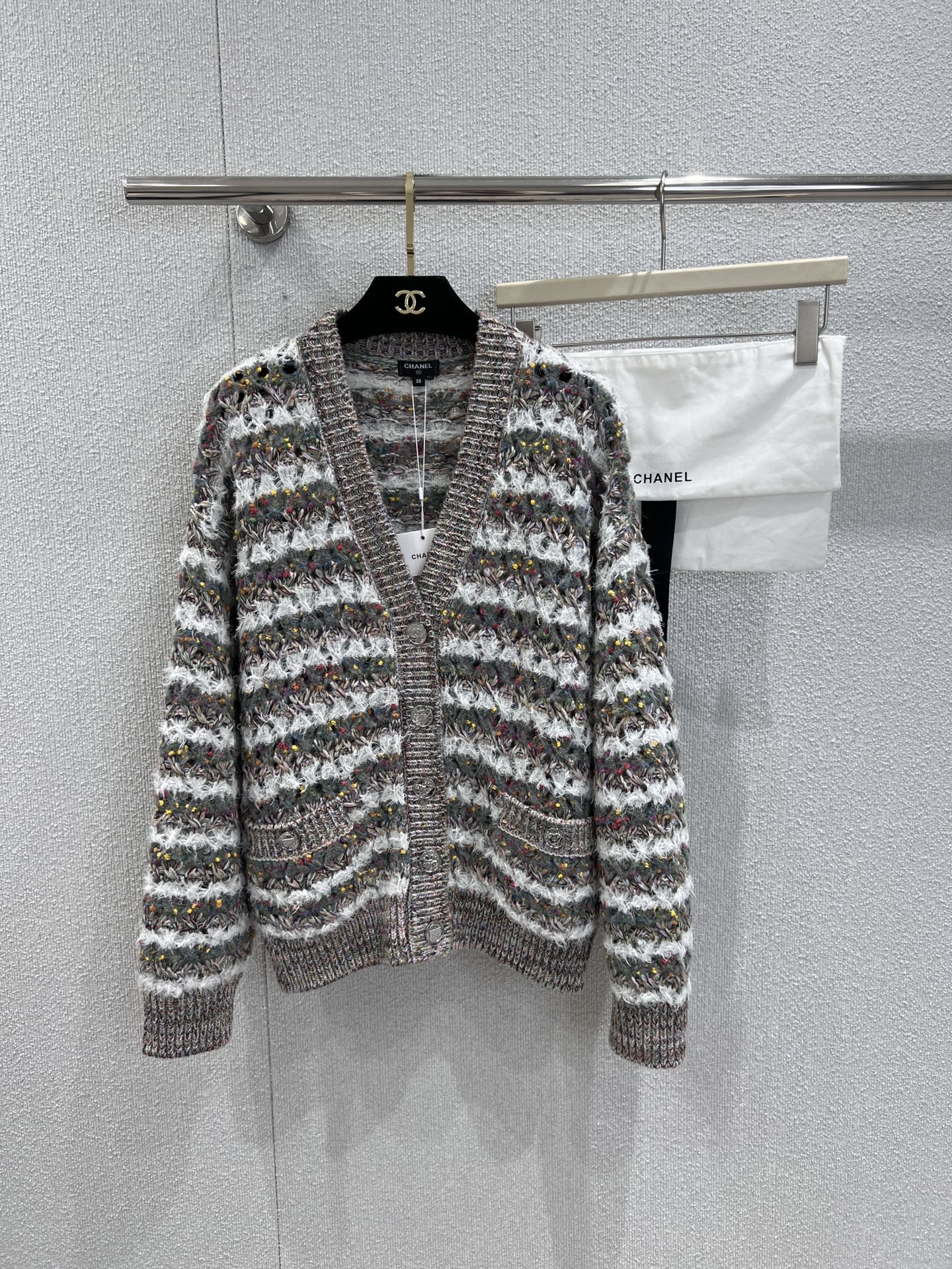 NO:517826,Support replacement Chane* 25B high-end handicraft workshop series new models hollow heavy industry hook-up V-neck loose knitted cardigan丨Exclusive yb development!  High-end production!  High-end wool blend fabric, and through the double carving of heavy industry crochet and hollowing technology, each inch of fabric seems to be a three-dimensional painting drawn by an artist with a needle pen. The texture of the crochet is rich, and the hollow design flows delicate changes in light and dark under the light and shadow. The softness of the wool and the clever craftsmanship intertwined, which not only ensures the warmth of autumn and winter, but also gives the outfit a strong sense of visual art. S/M/L real-life details pictures, chanel, alexander wang19860909支持换款 Chane* 25B高级手工坊系列新款 镂空重工钩花V领宽松针织开衫丨独家yb开发！高版出品！采用高级羊毛混纺面料,经过重工钩花与镂空工艺的双重雕琢,每一寸织物都仿佛是艺术家用针笔绘制的立体画作.钩花的纹理层次丰富,镂空设计在光影下流转着细腻的明暗变化,羊毛的柔软与工艺的挺括交织,既保证了秋冬的保暖性,又赋予穿搭极强的视觉艺术感.现货发售S/M/L实拍细节图,,chanel,alexander wang,Women's clothing