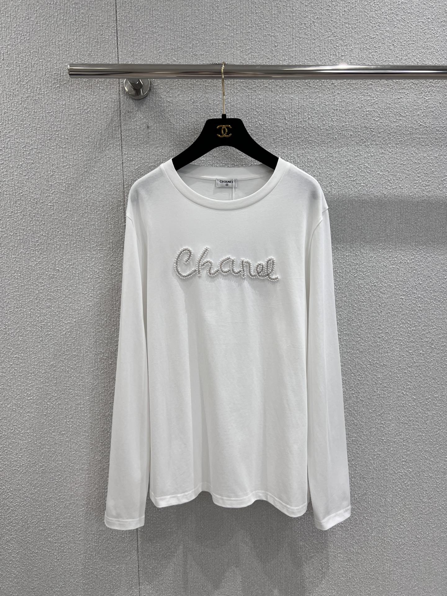 NO:460588,Support for replacement Chane* 25Fw early autumn new style, beaded letters round neck long-sleeved T-shirt | Exclusive high-end production!  The long-sleeved T-shirt that must be included in the autumn and winter wardrobe is YYDS!  The fashionable essence is full of youthful vitality in the season. It’s really hard not to love it!  The classic small round neck design is simple and easy to wear, and it attracts a lot of attention when walking on the street!  It feels so lazy and casual!  The one that comes with slimming attributes is the kind that cannot be taken off!  The oversize style is not picky about the figure at all!  S/M/L real photos, chanel, versace, tees, t-shirt, alexander wang19860909支持换款 Chane* 25Fw早秋新款 钉珠字母圆领长袖T恤丨独家高版出品！秋冬衣橱必入的长袖T恤长袖T恤才是YYDS！时髦精过度季节的挚爱满满的青春活力 真的狠难不爱啊！经典的小圆领设计简洁好穿 走在街上吸睛度满分！慵懒又随意感觉真的太好穿了！自带显瘦属性 脱不下来的那种！oversize版型完全不挑身材！现货发售S/M/L实拍细节图,,chanel,versace,tees，t-shirt,alexander wang,Women's clothing