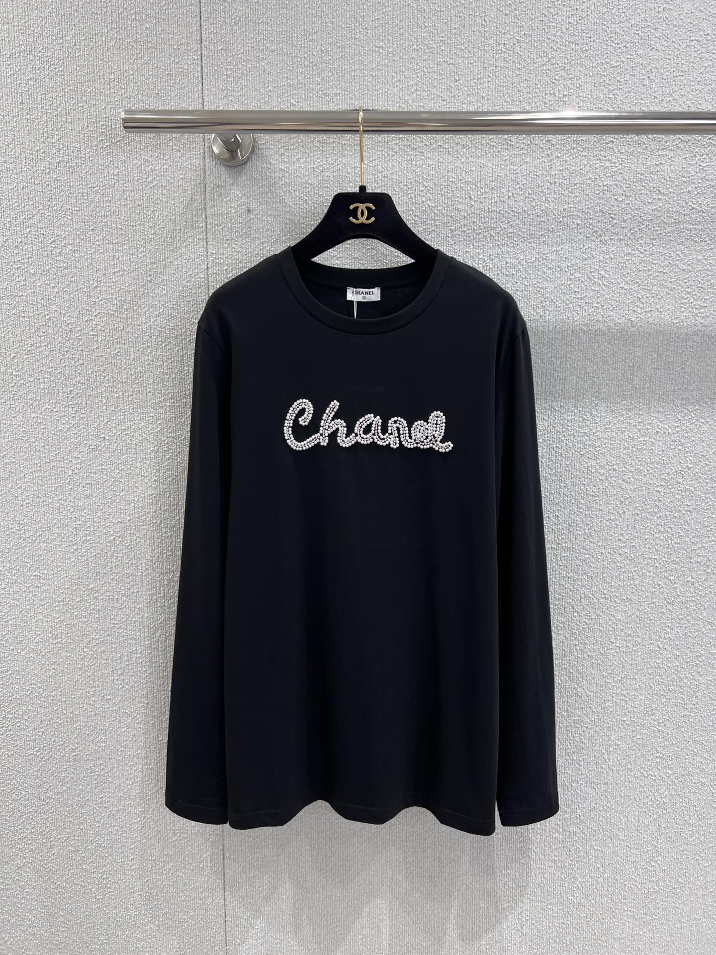 NO:460601,Support for replacement Chane* 25Fw early autumn new style, beaded letters round neck long-sleeved T-shirt | Exclusive high-end production!  The long-sleeved T-shirt that must be included in the autumn and winter wardrobe is YYDS!  The fashionable essence is full of youthful vitality in the season. It’s really hard not to love it!  The classic small round neck design is simple and easy to wear, and it attracts a lot of attention when walking on the street!  It feels so lazy and casual!  The one that comes with slimming attributes is the kind that cannot be taken off!  The oversize style is not picky about the figure at all!  S/M/L real photos, chanel, versace, tees, t-shirt, alexander wang19860909支持换款 Chane* 25Fw早秋新款 钉珠字母圆领长袖T恤丨独家高版出品！秋冬衣橱必入的长袖T恤长袖T恤才是YYDS！时髦精过度季节的挚爱满满的青春活力 真的狠难不爱啊！经典的小圆领设计简洁好穿 走在街上吸睛度满分！慵懒又随意感觉真的太好穿了！自带显瘦属性 脱不下来的那种！oversize版型完全不挑身材！现货发售S/M/L实拍细节图,,chanel,versace,tees，t-shirt,alexander wang,Women's clothing