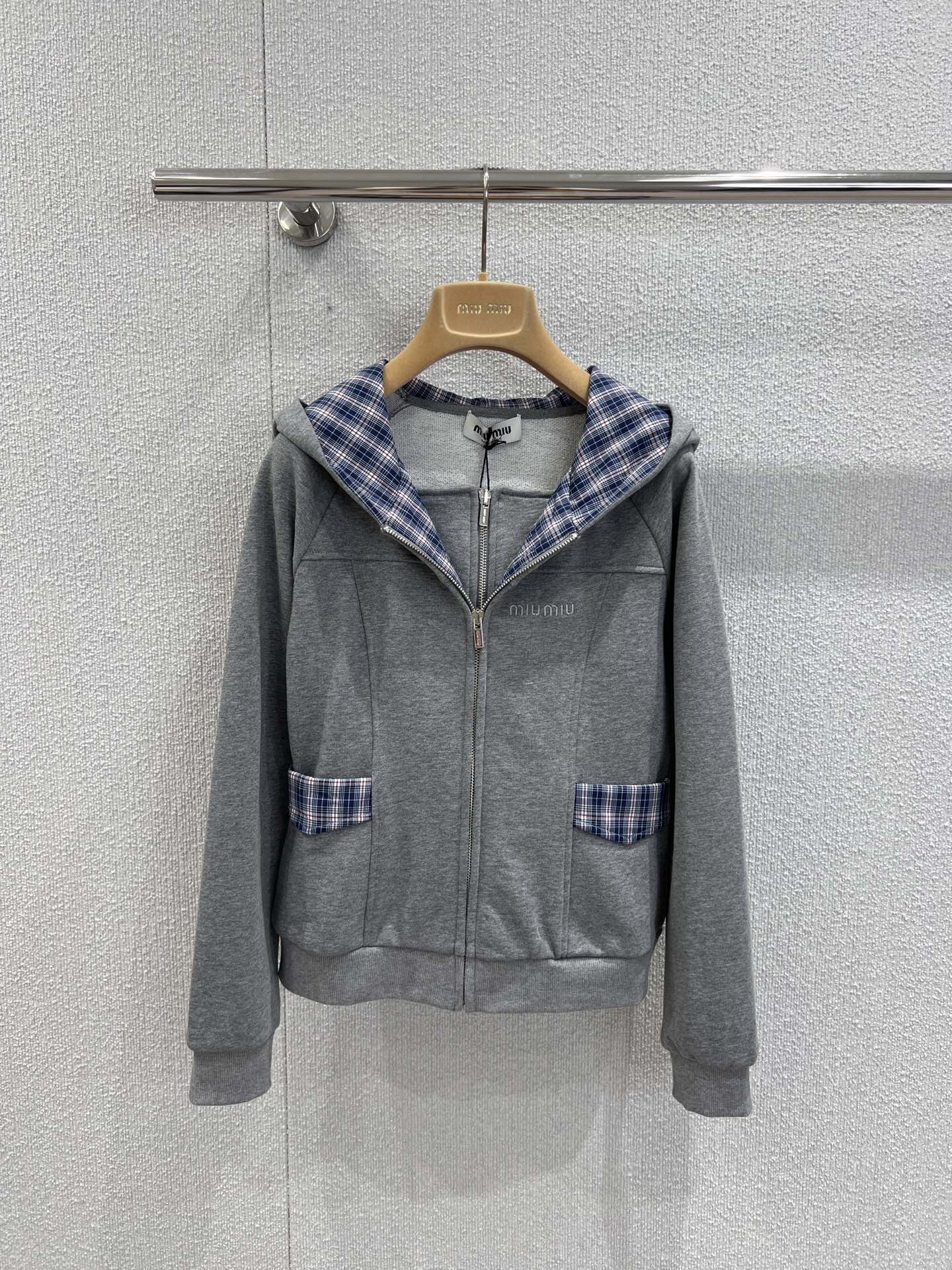 NO:460647,Support replacement Miumi* 25Fw early autumn new model, fake two-piece plaid spliced ​​zipper hooded sweatshirt + casual pants set | Exclusive high-end production!  The logo letter pattern on the chest is embroidered, not picky on the skin tone, and it makes the fried chicken look slim! The integrated windproof hooded collar shape highlights casualness~ The upper body style is full of fabric with delicate and comfortable feel!  S/M/L real photos of S/M/L are available in stock, miumiu, hoodie, sweatshirts, hats, alexander wang19860909支持换款 Miumi* 25Fw早秋新款 假两件格子拼接拉链连帽卫衣+休闲裤套装丨独家高版出品！胸前徽标字母图案刺绣,不挑肤色而且炒鸡显瘦!一体式防风连帽领部造型,凸显休闲随性~上身版型满分面料手感细腻舒适！现货发售S/M/L实拍细节图,,miumiu,hoodie,sweatshirts,hats,alexander wang,Women's clothing