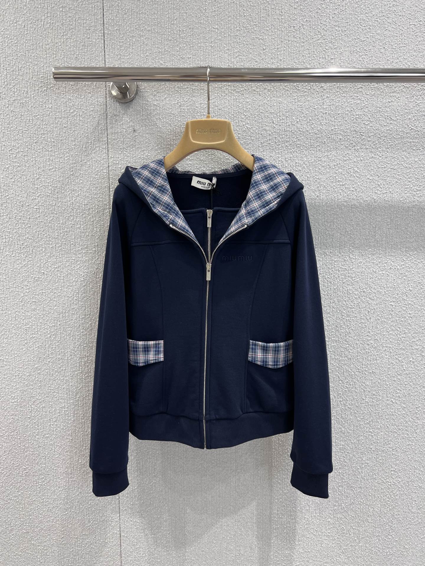 NO:460664,Support replacement Miumi* 25Fw early autumn new model, fake two-piece plaid spliced ​​zipper hooded sweatshirt + casual pants set | Exclusive high-end production!  The logo letter pattern on the chest is embroidered, not picky on the skin tone, and it makes the fried chicken look slim! The integrated windproof hooded collar shape highlights casualness~ The upper body style is full of fabric with delicate and comfortable feel!  S/M/L real photos of S/M/L are available in stock, miumiu, hoodie, sweatshirts, hats, alexander wang19860909支持换款 Miumi* 25Fw早秋新款 假两件格子拼接拉链连帽卫衣+休闲裤套装丨独家高版出品！胸前徽标字母图案刺绣,不挑肤色而且炒鸡显瘦!一体式防风连帽领部造型,凸显休闲随性~上身版型满分面料手感细腻舒适！现货发售S/M/L实拍细节图,,miumiu,hoodie,sweatshirts,hats,alexander wang,Women's clothing