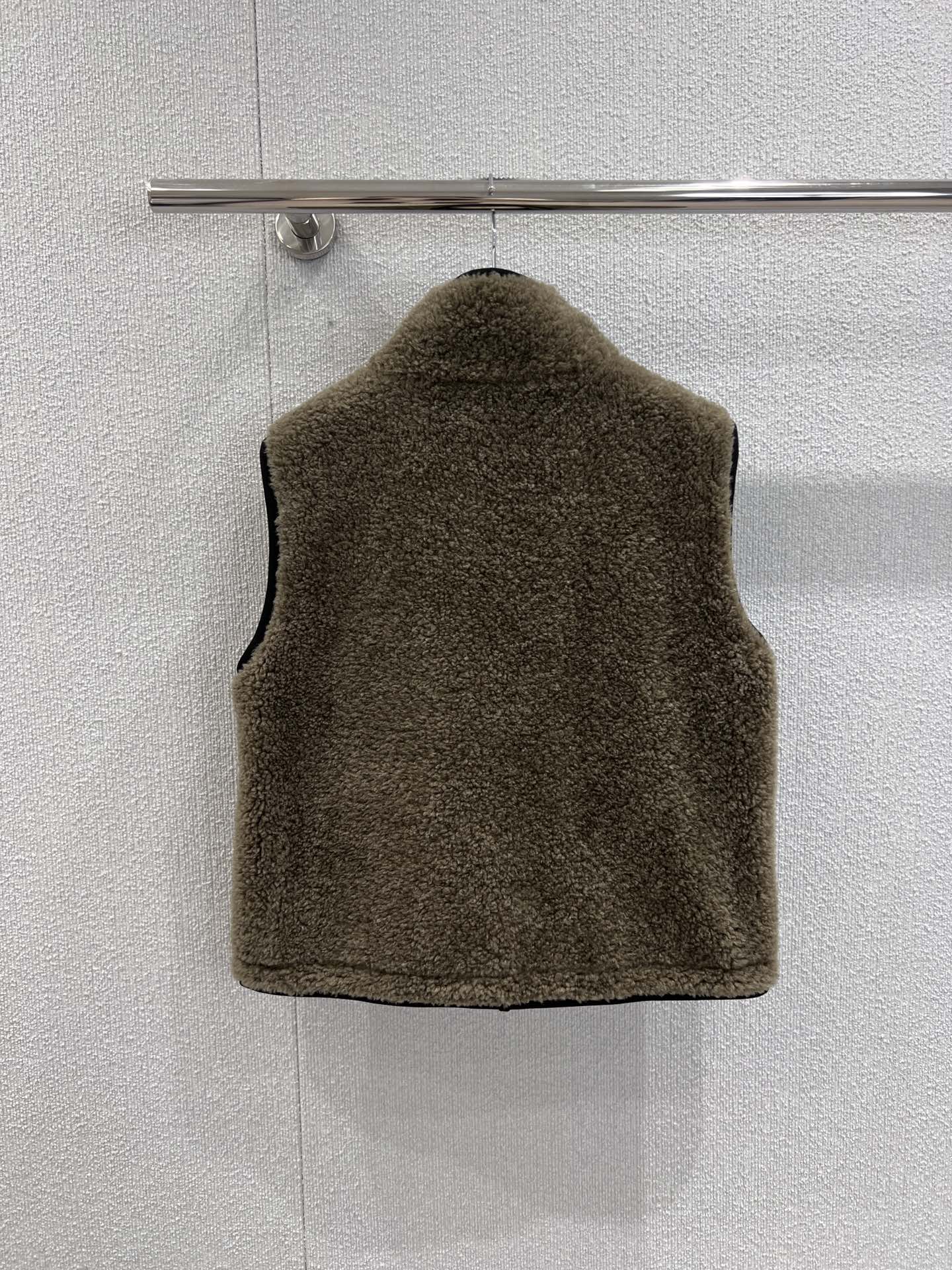 “Autumn Winter Women’s Outfits: Tweed, Velvet, Embroidery, Teddy Fowler Collection” - 图片 3