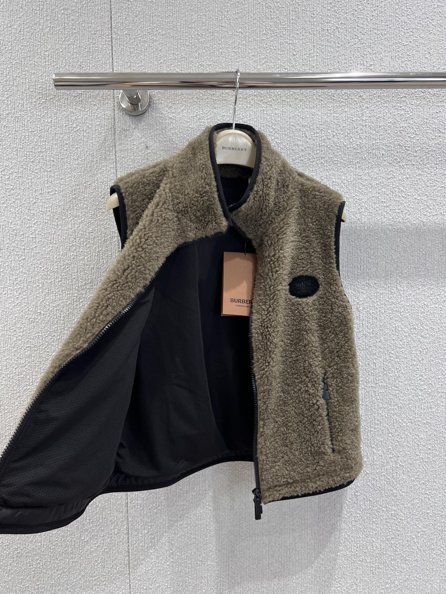 “Autumn Winter Women’s Outfits: Tweed, Velvet, Embroidery, Teddy Fowler Collection” - 图片 2