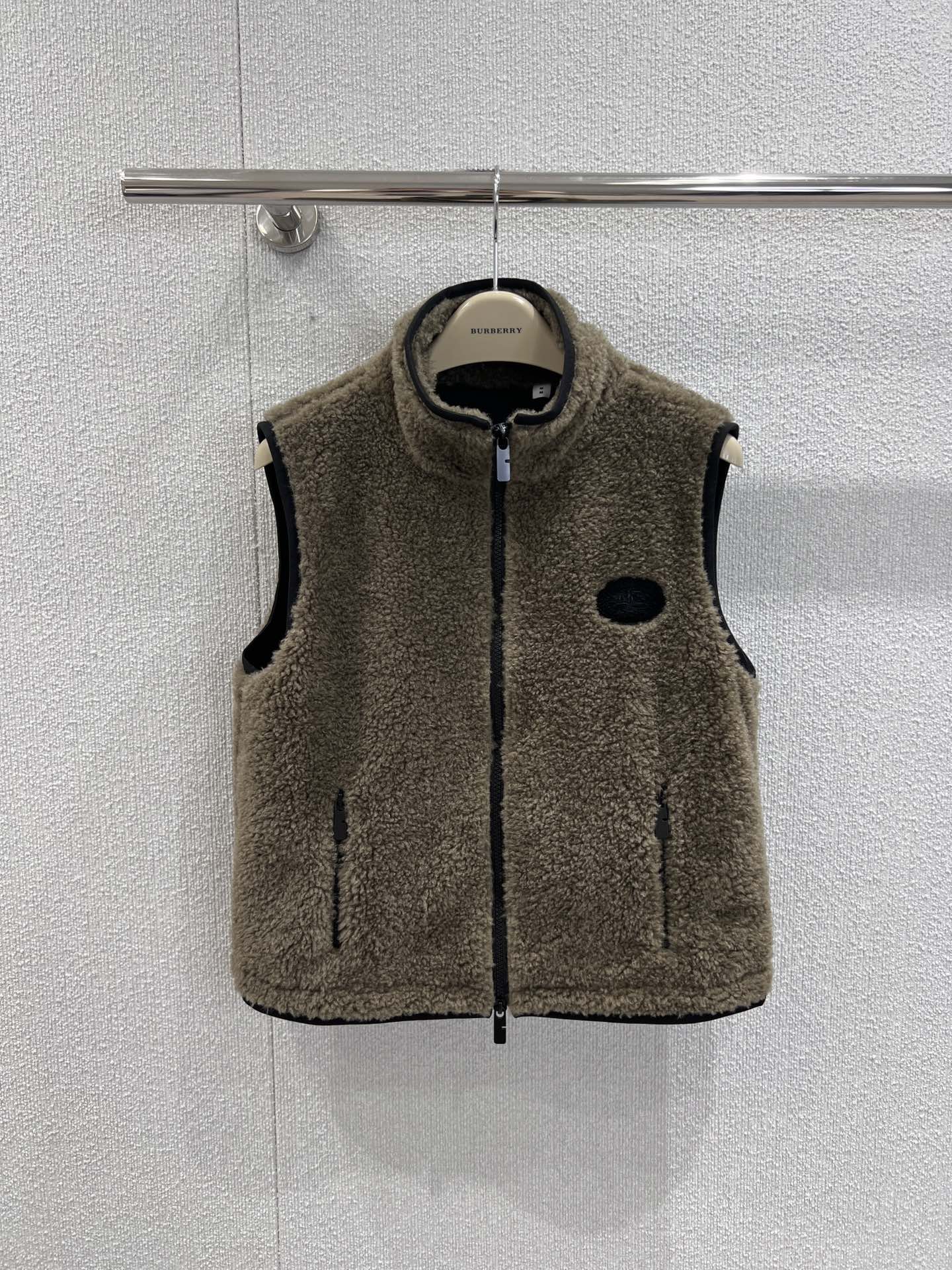“Autumn Winter Women’s Outfits: Tweed, Velvet, Embroidery, Teddy Fowler Collection” - 图片 1