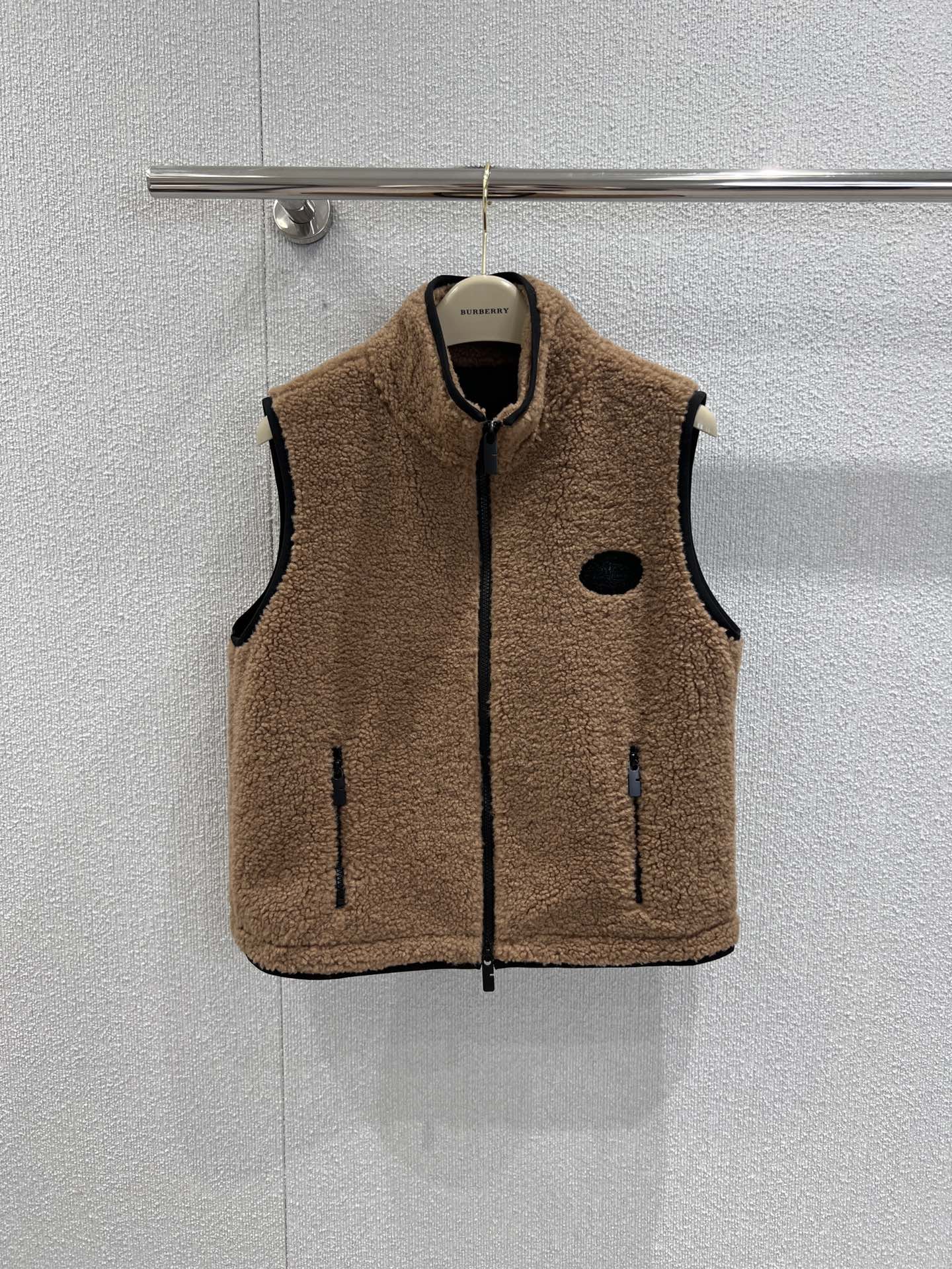 NO:460589,Support replacement of Burb*rry 25FW autumn and winter new products, stand-up collar zipper short fleece Teddy vest丨Exclusive high-end production!  Essential items for autumn and winter: standard high-neck style, suede fabric material, chest embroidery embellishment!  Teddy Furry lovers can definitely hit your heart at a glance!  The fluffy and warm teddy velvet is definitely not going to take it off when you wear it!  Fashionable and high-end outfit in autumn and winter. S/M/L real photos are available in stock. Burberry, alexander wang19860909支持换款Burb*rry 25FW秋冬新品 立领拉链短款抓绒泰迪马甲丨独家高版出品！秋冬必备单品 标准高领版型、绒面面料材质、胸前点缀战马刺绣点缀！泰迪绒爱好者这款绝对能一眼击中你的心！毛绒绒暖呼呼的泰迪绒,穿上身绝对不想脱掉！秋冬时髦高级感穿搭 现货发售S/M/L实拍细节图,,burberry,alexander wang,Women's clothing