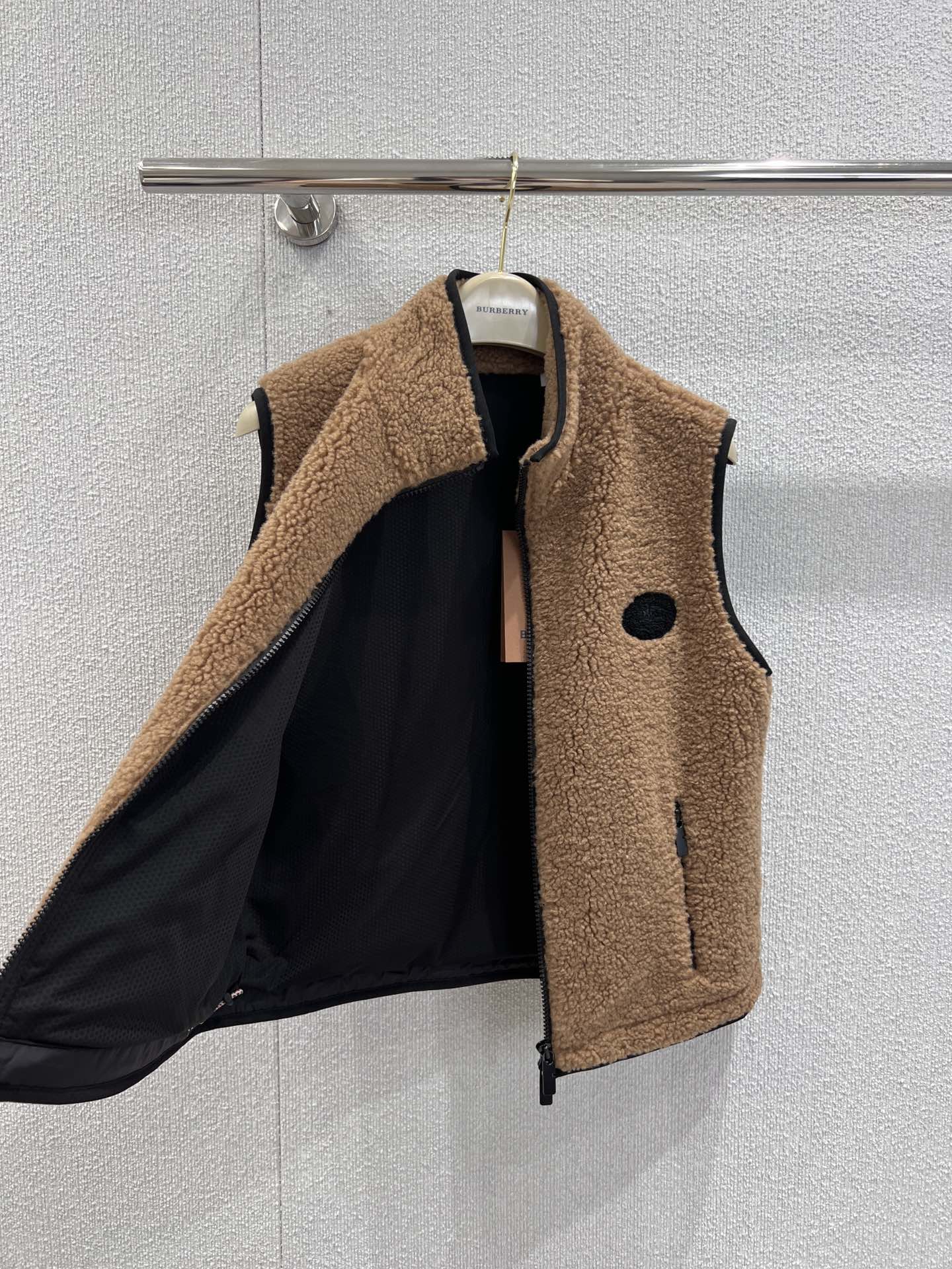 “Burberry 25FW Teddy Coat: High-Quality Velvet and Turquoise Embroidery for Fall/Winter” - 图片 2