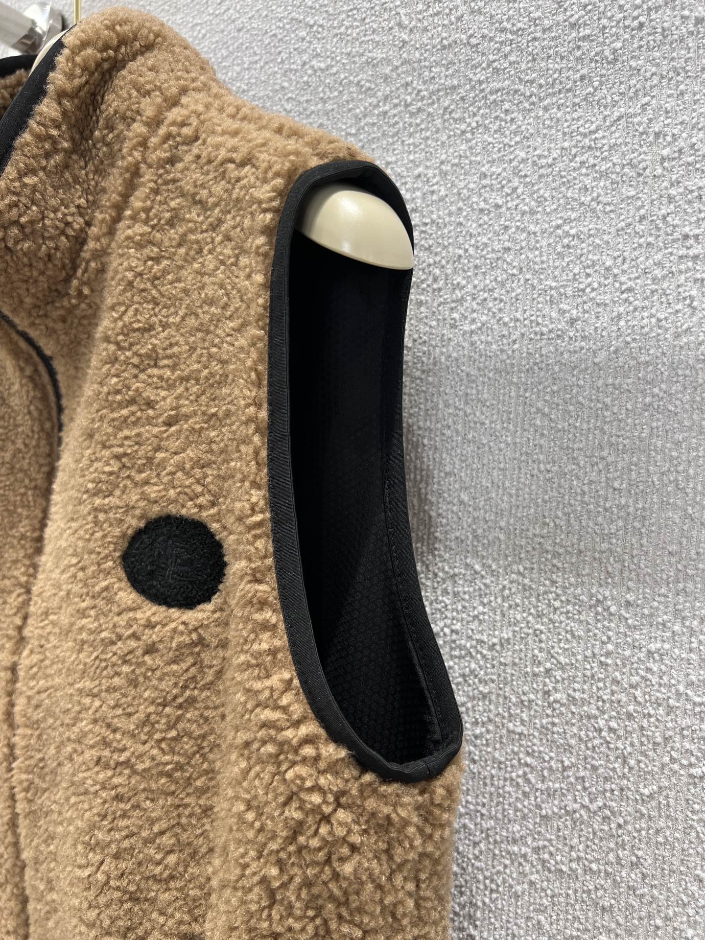 “Burberry 25FW Teddy Coat: High-Quality Velvet and Turquoise Embroidery for Fall/Winter” - 图片 6