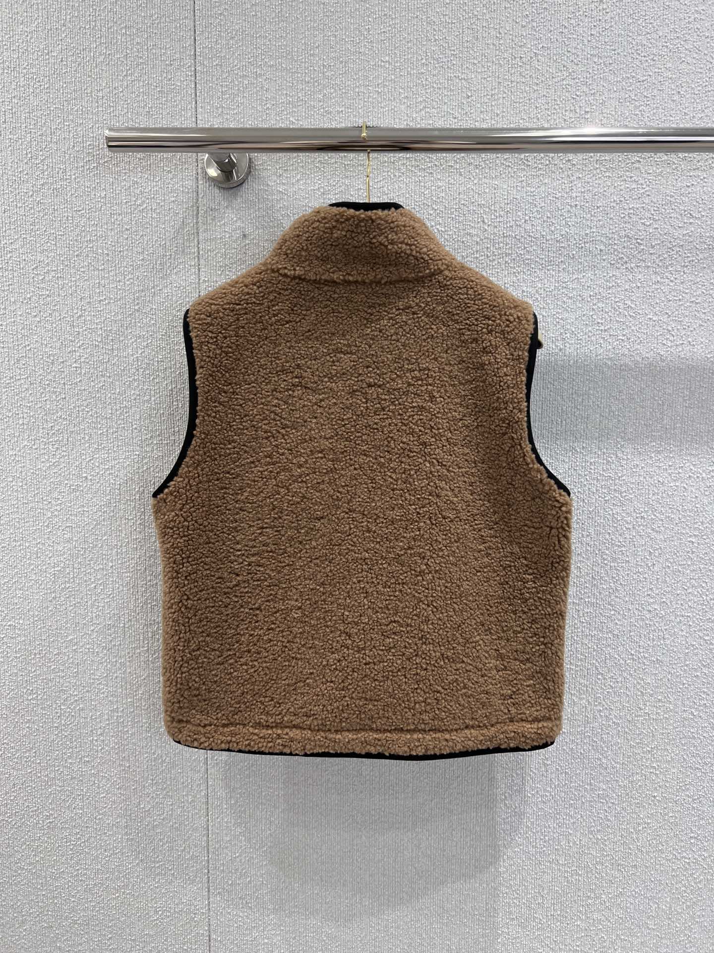 “Burberry 25FW Teddy Coat: High-Quality Velvet and Turquoise Embroidery for Fall/Winter” - 图片 3