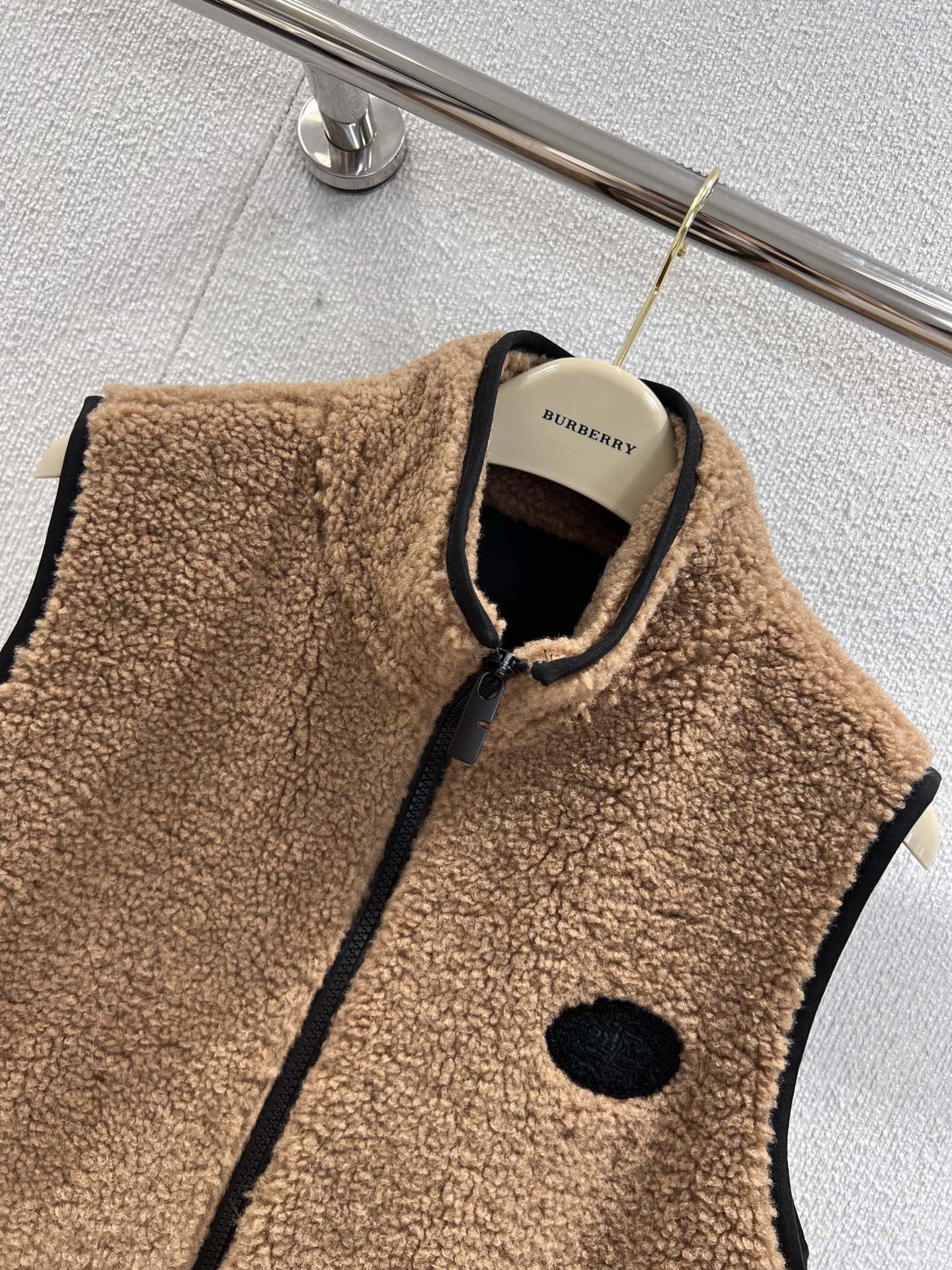 “Burberry 25FW Teddy Coat: High-Quality Velvet and Turquoise Embroidery for Fall/Winter” - 图片 4