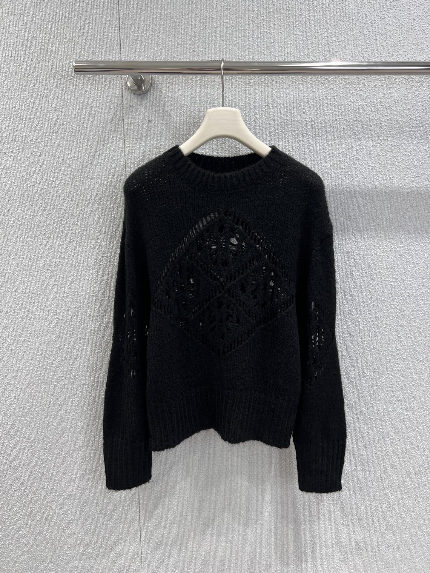 NO:460605,Support replacement Open yy 25Fw early autumn new style crochet hollow knitted sweater丨Exclusive high-end production!  Both the chest and the back are hollowed out to add a sense of breathing and layering. The color is an extremely high-end gray-brown tone, with a low saturation and a loose silhouette, which can easily create a lazy and casual sense of old money. The delicate knitted texture and slack style complement each other, and you can inadvertently grasp the balance between high-end and fashionable!  S/M/L real photos, sweaters, alexander wang19860909支持换款 Open yy 25Fw早秋新款 钩花镂空针织毛衣丨独家高版出品！胸前与背后均做了镂空设计,若隐若现间增添呼吸感与层次感.颜色是极高级的灰棕调,低饱和度配合宽松廓形,轻松穿出慵懒随性的老钱感.细腻的针织质感与松弛版型相辅相成,不经意间就能拿捏住高级与时髦的平衡！现货发售S/M/L实拍细节图,,sweaters,alexander wang,Women's clothing