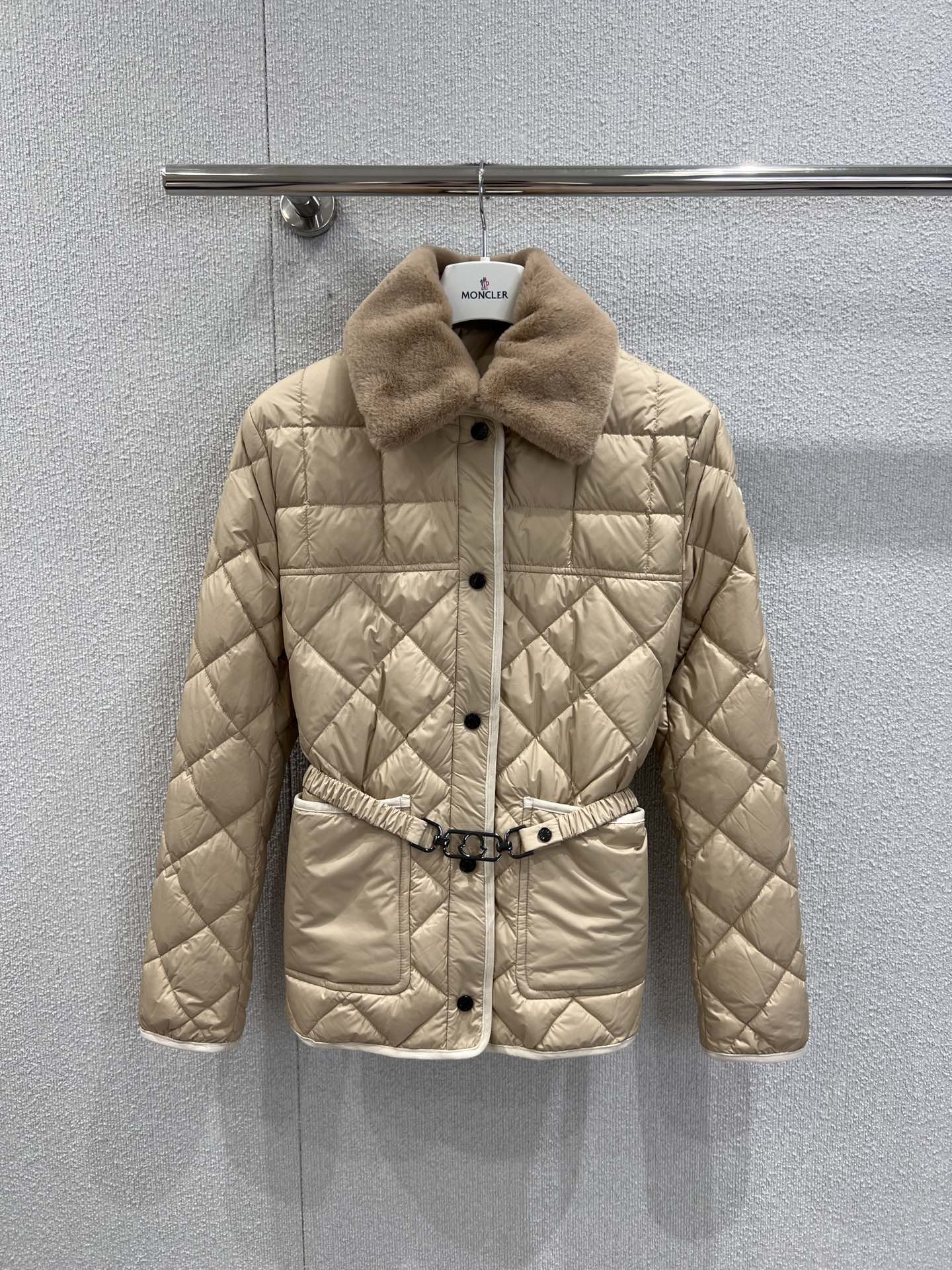 NO:460516,With dust bag Moncle* 25Fw early autumn new style CYGNE belt removable fur collar jacket down jacket | Exclusive yb development!  High-end production!  With a removable elastic belt, it can be sucked and loose, and it can easily divide the body proportions. The overall upper body is lazy and casual, with white duck down filling inside, and a soft and comfortable feeling like clouds!  Perfect workmanship quality depends on the details. S/M/L real photos of S/M/L are available in stock, Jackets & coats, Jackets & coats, down jacket, alexander wang19860909配防尘袋Moncle* 25Fw早秋新款 CYGNE腰带可拆卸毛领夹克羽绒服外套丨独家yb开发！高版出品！配可拆卸弹力腰带 可收腰可宽松 轻松分割身材比例 整体上身慵懒随意,内里白鸭绒填充,云般柔软的舒适感yyds！完美做工品质看细节.现货发售S/M/L实拍细节图,,jackets & coats,jackets & coats,down jacket,alexander wang,Women's clothing