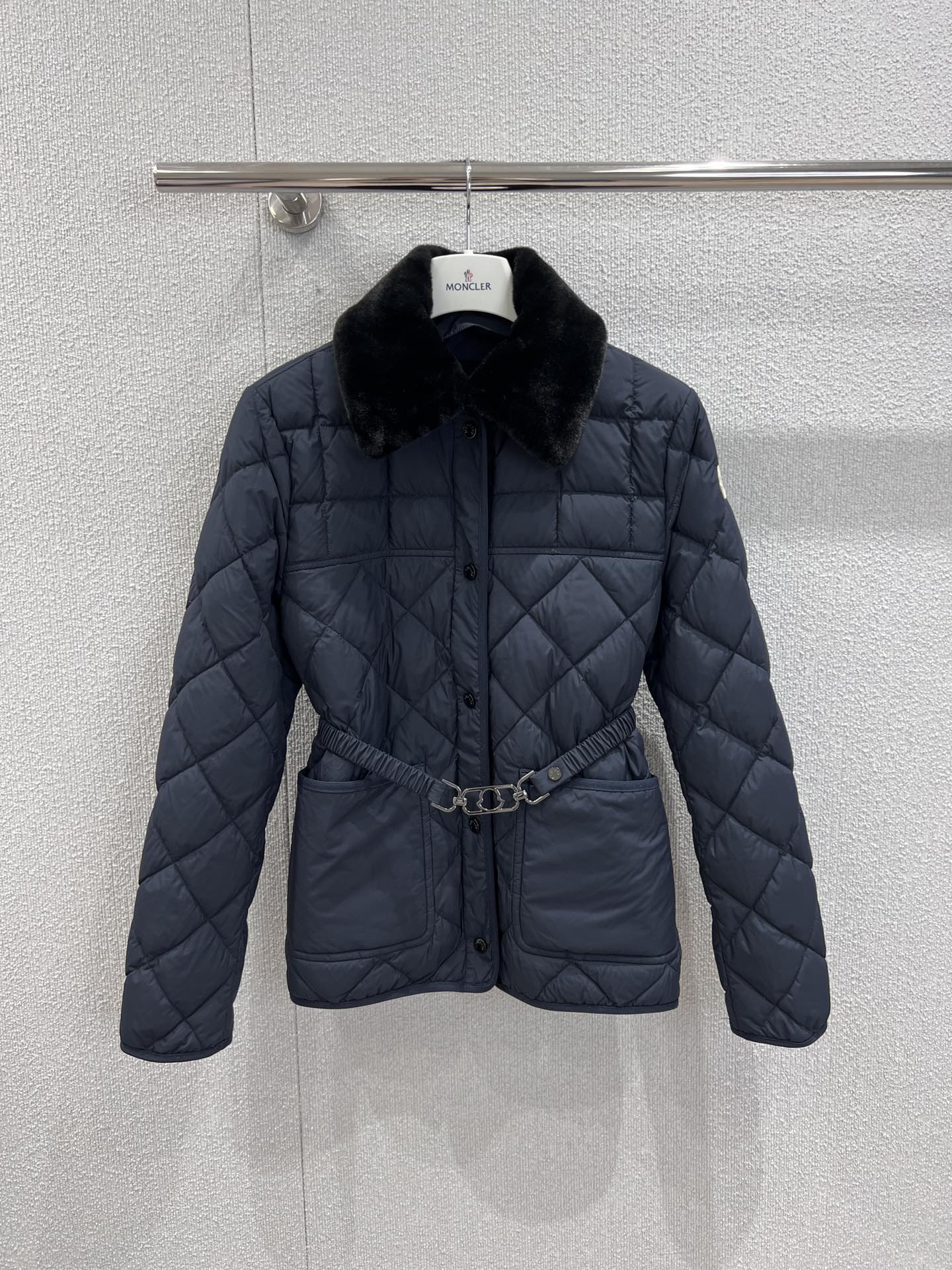 NO:460541,With dust bag Moncle* 25Fw early autumn new style CYGNE belt removable fur collar jacket down jacket | Exclusive yb development!  High-end production!  With a removable elastic belt, it can be sucked and loose, and it can easily divide the body proportions. The overall upper body is lazy and casual, with white duck down filling inside, and a soft and comfortable feeling like clouds!  Perfect workmanship quality depends on the details. S/M/L real photos of S/M/L are available in stock, Jackets & coats, Jackets & coats, down jacket, alexander wang19860909配防尘袋Moncle* 25Fw早秋新款 CYGNE腰带可拆卸毛领夹克羽绒服外套丨独家yb开发！高版出品！配可拆卸弹力腰带 可收腰可宽松 轻松分割身材比例 整体上身慵懒随意,内里白鸭绒填充,云般柔软的舒适感yyds！完美做工品质看细节.现货发售S/M/L实拍细节图,,jackets & coats,jackets & coats,down jacket,alexander wang,Women's clothing