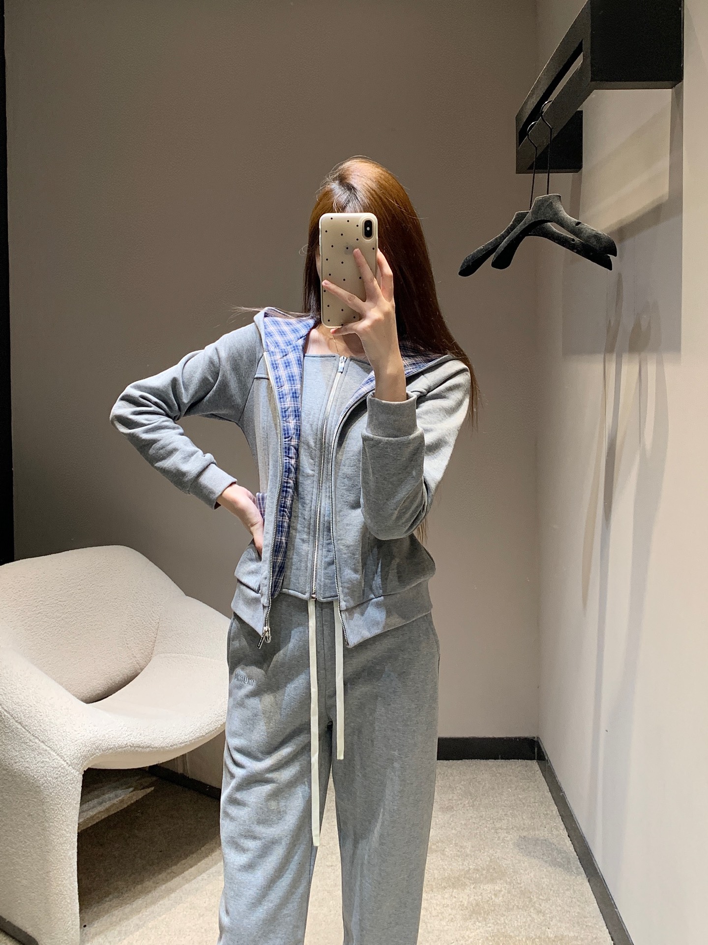 NO:460656,Miumi* 25Fw early autumn new model, fake two-piece plaid spliced ​​zipper hooded sweatshirt + casual pants set | Exclusive high-end production!  The logo letter pattern on the chest is embroidered, not picky on the skin tone, and it makes the fried chicken look slim! The integrated windproof hooded collar shape highlights casualness~ The upper body style is full of fabric with delicate and comfortable feel!  S/M/L, miumiu, hoodie, sweatshirts, hats, alexander wang19860909Miumi* 25Fw早秋新款 假两件格子拼接拉链连帽卫衣+休闲裤套装丨独家高版出品！胸前徽标字母图案刺绣,不挑肤色而且炒鸡显瘦!一体式防风连帽领部造型,凸显休闲随性~上身版型满分面料手感细腻舒适！现货发售S/M/L,,miumiu,hoodie,sweatshirts,hats,alexander wang,Women's clothing