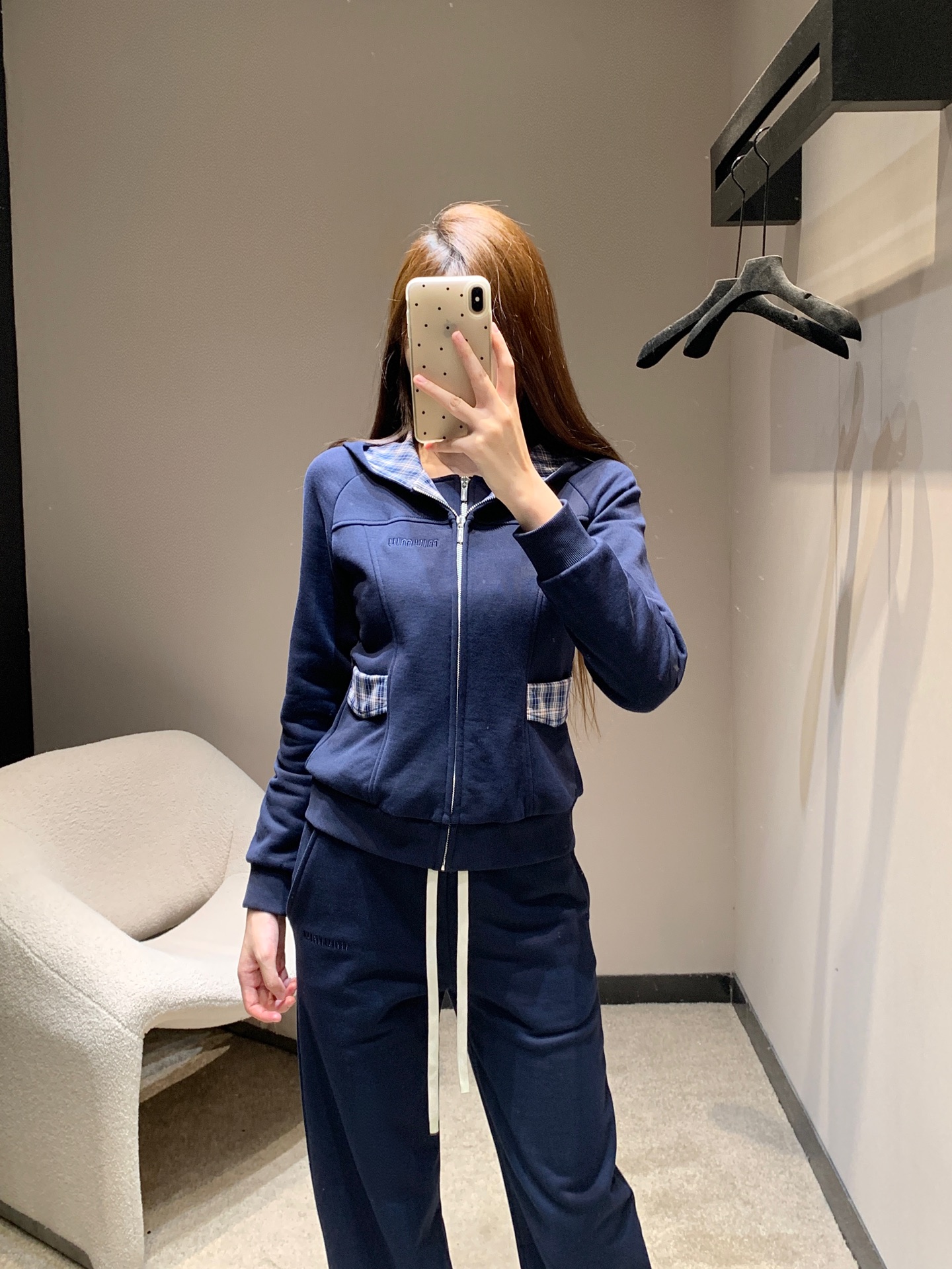 NO:460671,Miumi* 25Fw early autumn new model, fake two-piece plaid spliced ​​zipper hooded sweatshirt + casual pants set | Exclusive high-end production!  The logo letter pattern on the chest is embroidered, not picky on the skin tone, and it makes the fried chicken look slim! The integrated windproof hooded collar shape highlights casualness~ The upper body style is full of fabric with delicate and comfortable feel!  S/M/L, miumiu, hoodie, sweatshirts, hats, alexander wang19860909Miumi* 25Fw早秋新款 假两件格子拼接拉链连帽卫衣+休闲裤套装丨独家高版出品！胸前徽标字母图案刺绣,不挑肤色而且炒鸡显瘦!一体式防风连帽领部造型,凸显休闲随性~上身版型满分面料手感细腻舒适！现货发售S/M/L,,miumiu,hoodie,sweatshirts,hats,alexander wang,Women's clothing