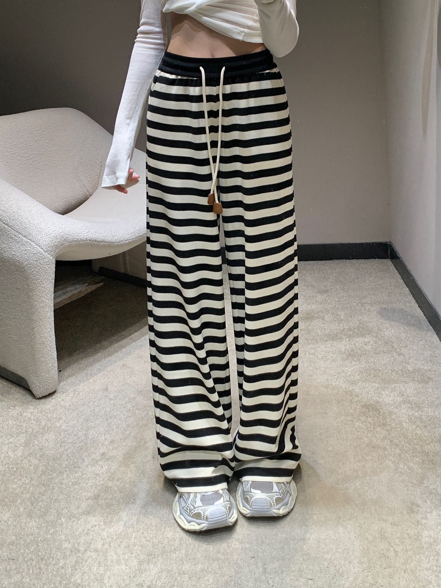 NO:460618,Loew* 25Fw early autumn new style contrasting waist drawstring striped casual pants | Exclusive high-end production!  High-quality fabrics are soft, delicate and comfortable in texture. Contrasting color embroidery, low-key and luxurious, age-reducing Girls' Generation!  A must-have artifact for white, rich and beautiful women!  The classic style is versatile and not picky. It is highly recommended to keep your own style!  S/M/L, loewe, alexander wang19860909Loew* 25Fw早秋新款 撞色腰头抽绳条纹休闲裤丨独家高版出品！高品质面料质感柔软细腻舒适.撞色刺绣 低调奢华 减龄少女时代！白富美必备神器！经典版型百搭不挑人 强烈推荐自留款！现货发售S/M/L,,loewe,alexander wang,Women's clothing