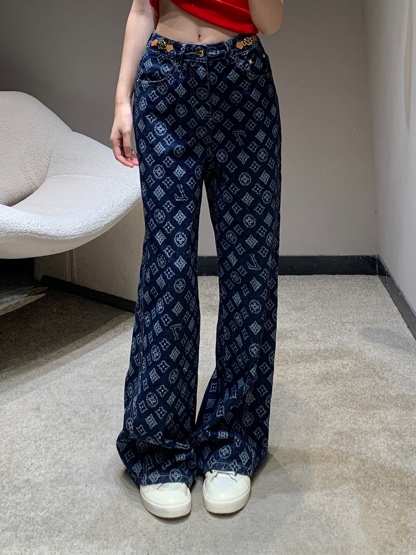 NO:460557,LouisVuitt* 25Fw early autumn new style jacquard denim trousers丨Exclusive high-end production!  Twill cotton denim material, craft washing treatment, presents three-dimensional OEM pattern, customized surface accessories, elegant and elegant, straight trousers cut, bone position lines, echo each other, zipper pocket highlights waist lines, fashionable and eye-catching, daily commuting, can be matched with any item, S/M/L,,louis vuitton,alexander wang19860909LouisVuitt* 25Fw早秋新款 提花牛仔长裤丨独家高版出品！斜纹棉牛仔材质 工艺洗水处理 呈现立体做贴牌图案 定制面辅料 高雅显气质 直筒长裤剪裁 骨位线条呼应相得益彰 拉链口袋凸显腰部线条 时髦吸睛 日常通勤都 可搭配任何单品 现货发售S/M/L,,louis vuitton,alexander wang,Women's clothing