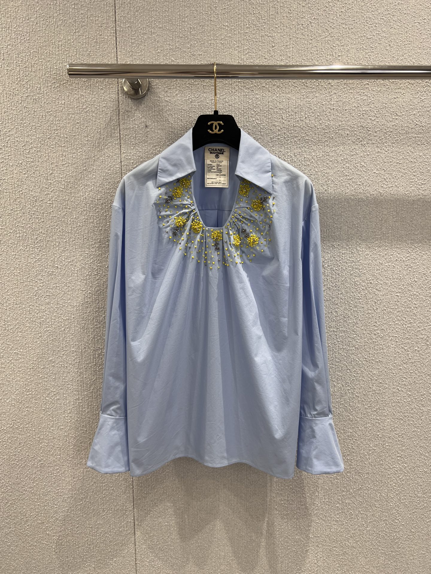 NO:460594,Support replacement Chane*25B high-end handicraft workshop series new model pure handmade diamond-inlaid beaded long-sleeved shirt丨Exclusive high-end production!  A shirt that is worth buying!  Grandma Xiang never disappoints people. She has all the quality workmanship. She provides customized pure cotton fabrics. She is skin-friendly and comfortable to wear with her body. She has diamond-inlaid beads, complex and gorgeous~ pure hand-made, exquisite and perfect, reflecting the high-end handicraft craft level, with absolutely full details, and a perfect girl on her upper body!  S/M/L real photos, chanel,shirts,alexander wang19860909支持换款 Chane*25B高级手工坊系列新款 纯手工镶钻钉珠长袖衬衫丨独家高版出品！非常值得入手的一款衬衫！香奶奶从来不让人失望,品质做工统统拿捏,客供定制纯棉面料,贴身穿很亲肤舒适,镶钻钉珠工艺,繁复华丽～纯手制作,精致完美,体现的更是高级的手工坊工艺水准,细节绝对满分,上身妥妥的香香女孩！现货发售S/M/L实拍细节图,,chanel,shirts,alexander wang,Women's clothing