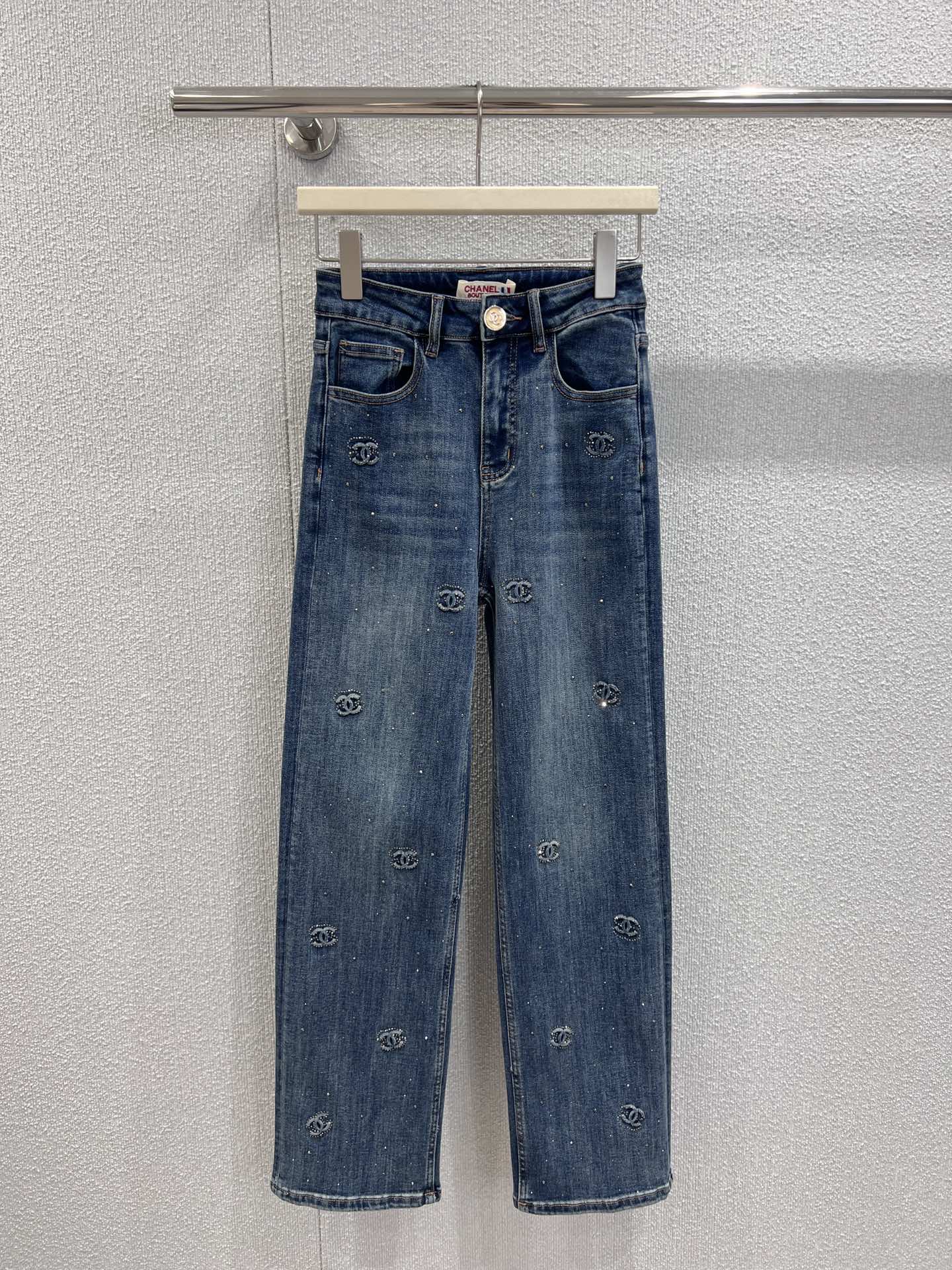 NO:460677,Support for replacement Chane* 25B high-end handicraft workshop series new style, medieval logo embossed and ironed jeans trousers | Exclusive high-end production!  A must-have item for white and rich beauty. A slimming tool with wide-leg super long trousers, super beautiful top body!  The texture of denim is soft and delicate!  Straight-tube style and fashionable design, with a super Nice upper body!  Customized version makes the upper body look slimming!  Workmanship quality depends on the details. S/M/L real photos of S/M/L are sold in stock, chanel, alexander wang19860909支持换款 Chane* 25B高级手工坊系列新款 中古风logo压花烫钻牛仔长裤丨独家高版出品！白富美必入单品.显瘦神器阔腿超长裤型上身超好看！牛仔质感柔软细腻！直筒版型时髦设计感,上身超奈斯！定制版型上身巨显瘦！做工品质看细节.现货发售S/M/L实拍细节图,,chanel,alexander wang,Women's clothing