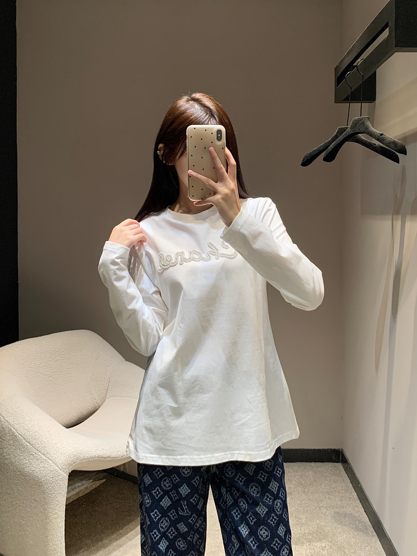 NO:460593,Chane* 25Fw early autumn new style, beaded letters round neck long-sleeved T-shirt丨Exclusive high-end production!  The long-sleeved T-shirt that must be included in the autumn and winter wardrobe is YYDS!  The fashionable essence is full of youthful vitality in the season. It’s really hard not to love it!  The classic small round neck design is simple and easy to wear, and it attracts a lot of attention when walking on the street!  It feels so lazy and casual!  The one that comes with slimming attributes is the kind that cannot be taken off!  The oversize style is not picky about the figure at all!  S/M/L, Chanel, versace,tees, t-shirt,alexander wang19860909Chane* 25Fw早秋新款 钉珠字母圆领长袖T恤丨独家高版出品！秋冬衣橱必入的长袖T恤长袖T恤才是YYDS！时髦精过度季节的挚爱满满的青春活力 真的狠难不爱啊！经典的小圆领设计简洁好穿 走在街上吸睛度满分！慵懒又随意感觉真的太好穿了！自带显瘦属性 脱不下来的那种！oversize版型完全不挑身材！现货发售S/M/L,,chanel,versace,tees，t-shirt,alexander wang,Women's clothing