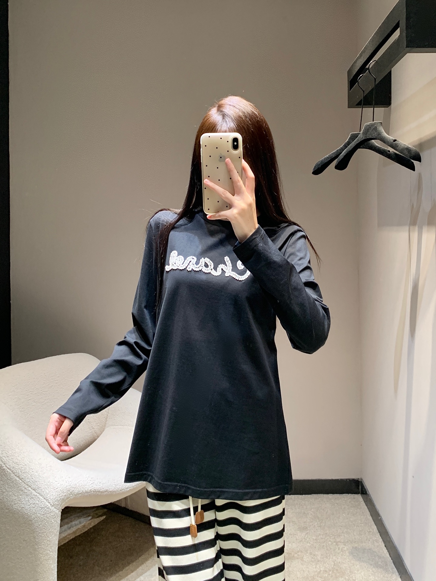 NO:460609,Chane* 25Fw early autumn new style, beaded letters round neck long-sleeved T-shirt丨Exclusive high-end production!  The long-sleeved T-shirt that must be included in the autumn and winter wardrobe is YYDS!  The fashionable essence is full of youthful vitality in the season. It’s really hard not to love it!  The classic small round neck design is simple and easy to wear, and it attracts a lot of attention when walking on the street!  It feels so lazy and casual!  The one that comes with slimming attributes is the kind that cannot be taken off!  The oversize style is not picky about the figure at all!  S/M/L, Chanel, versace,tees, t-shirt,alexander wang19860909Chane* 25Fw早秋新款 钉珠字母圆领长袖T恤丨独家高版出品！秋冬衣橱必入的长袖T恤长袖T恤才是YYDS！时髦精过度季节的挚爱满满的青春活力 真的狠难不爱啊！经典的小圆领设计简洁好穿 走在街上吸睛度满分！慵懒又随意感觉真的太好穿了！自带显瘦属性 脱不下来的那种！oversize版型完全不挑身材！现货发售S/M/L,,chanel,versace,tees，t-shirt,alexander wang,Women's clothing