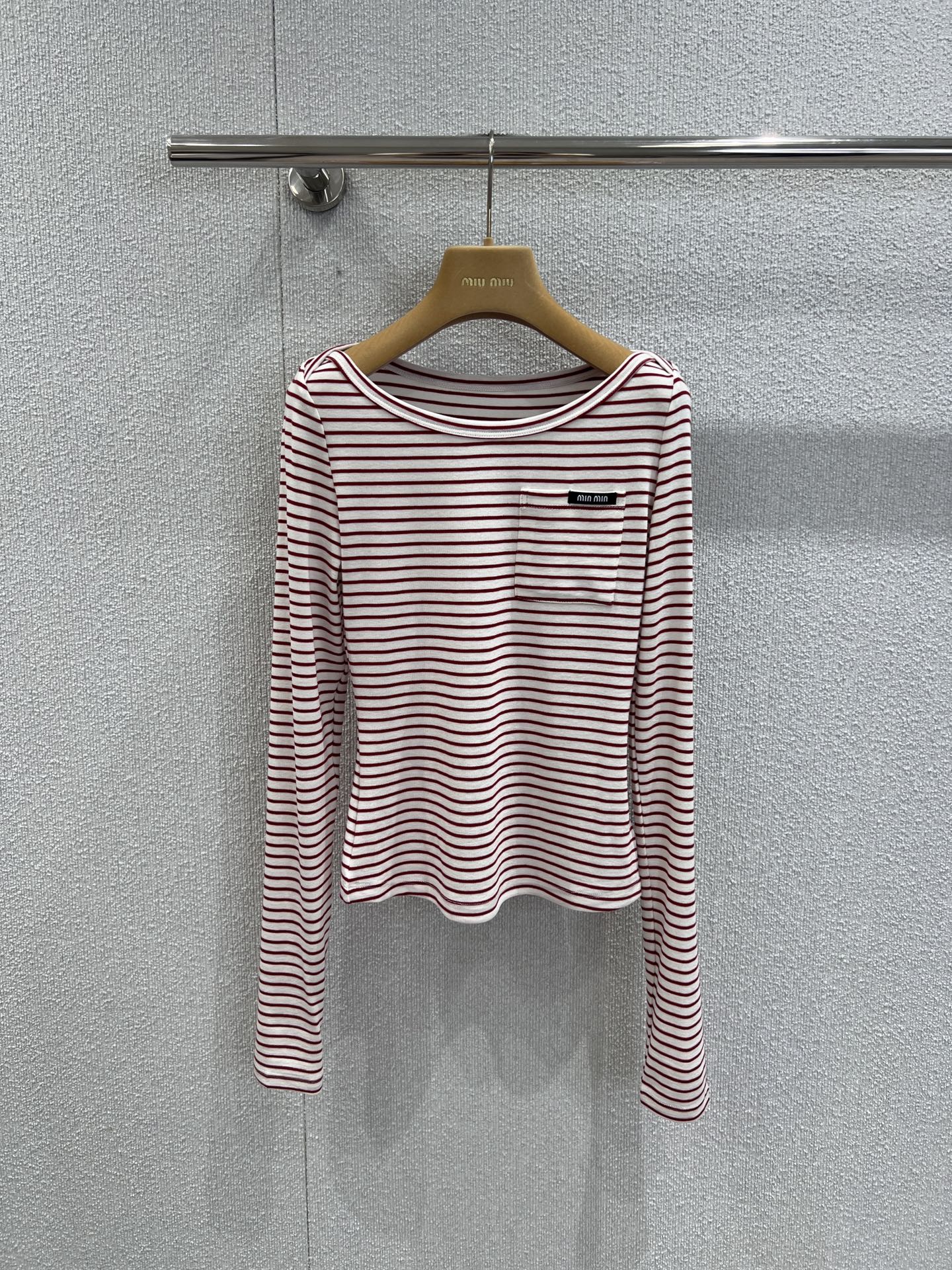 NO:462123,Support replacement Miumi* 25Fw early autumn new style, one-shoulder Tennis wool striped base shirt丨Exclusive high-end production!  A series that feels comfortable in the cloud!  Whoever wears the upper body feels comfortable!  The fabric is super elastic!  Classic colors are both daily and high-end, and are a must-have for daily outfits!  S/M/L real photos, miumiu, alexander wang19860909支持换款 Miumi* 25Fw早秋新款 一字肩天丝羊毛条纹打底衫丨独家高版出品！云感舒适的系列！上身的触感谁穿谁知道的舒服！烫钻字母设计 面料弹力超级好！经典颜色都是日常又高级,日常穿搭必备！现货发售S/M/L实拍细节图,,miumiu,alexander wang,Women's clothing