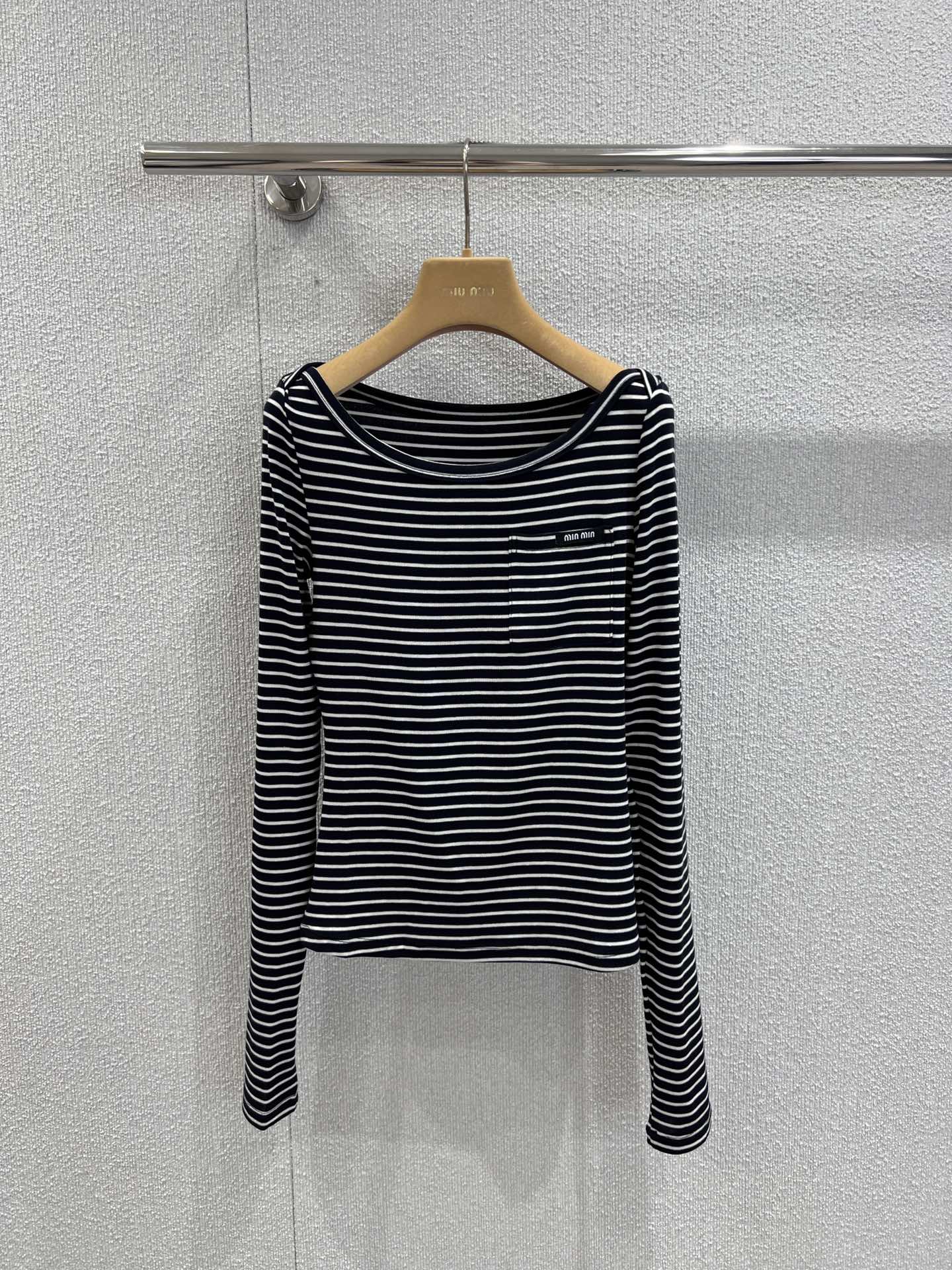 NO:462135,Supports replacement of Miumi* 25Fw early autumn new style, one-shoulder Tennis wool striped base shirt丨Exclusive high-end production!  A series that feels comfortable in the cloud!  Whoever wears the upper body feels comfortable!  The fabric is super elastic!  Classic colors are both daily and high-end, and are a must-have for daily outfits!  S/M/L real photos, miumiu, alexander wang19860909支持换款Miumi* 25Fw早秋新款 一字肩天丝羊毛条纹打底衫丨独家高版出品！云感舒适的系列！上身的触感谁穿谁知道的舒服！烫钻字母设计 面料弹力超级好！经典颜色都是日常又高级,日常穿搭必备！现货发售S/M/L实拍细节图,,miumiu,alexander wang,Women's clothing