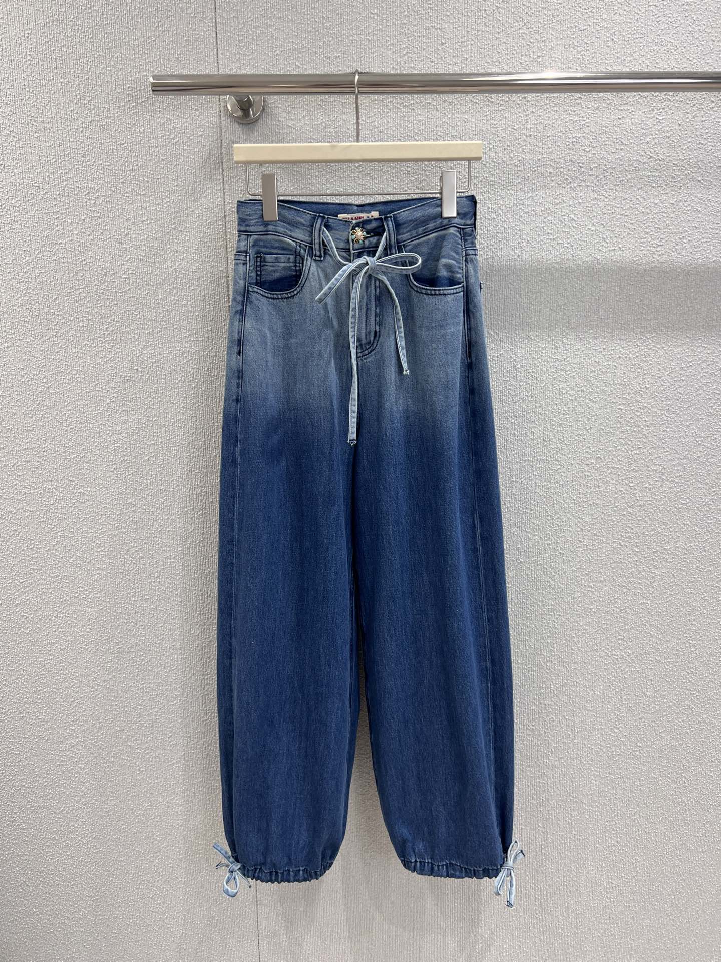 NO:460689,Support replacement Chane* 25B high-end handicraft workshop series new models Heavy industry washing gradient color strap jeans | Exclusive high-end production!  It's right that jeans can't go wrong no matter how they match them. Simple and elegant. They are huge and slim. They look taller. They are high-waisted and straight-tire cut. They are suitable for fat and thin. They are highly inclusive. They can easily hide their flesh. You can travel with a fashionable combination. S/M/L real-life details pictures are available in stock. Chanel, jeans, alexander wang19860909支持换款 Chane* 25B高级手工坊系列新款 重工水洗渐变色绑带牛仔裤丨独家高版出品！是怎么搭配都不会出错的牛仔裤没错了 简单大气 上身巨显瘦 小个子显高神器 高腰直筒剪裁 胖瘦皆宜 包容性强 轻松藏肉 随意搭配就可以时髦出行 现货发售S/M/L实拍细节图,,chanel,jeans,alexander wang,Women's clothing