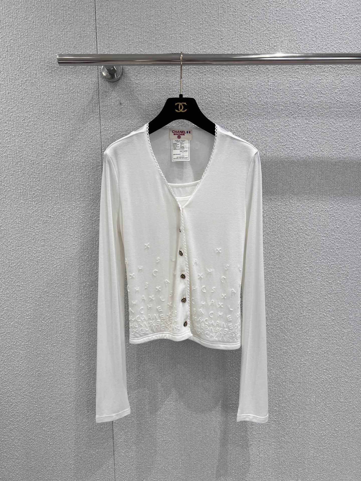 NO:462158,Support for replacement Chane* 25B high-end handicraft workshop series new two-piece set of medieval logo beaded vest + V-neck cardigan jacket | Exclusive high-end product!  Includes a vest and a cardigan!  Heavy-industrial letter beading design creates a recognizable shape. The impeccable fabric is perfect with excellent pattern design!  S/M/L real photos, chanel, jackets & coats, alexander wang19860909支持换款 Chane* 25B高级手工坊系列新款 两件套中古风logo串珠背心+V领开衫小外套丨独家高版出品！包含一件背心和一件开衫！重工字母串珠设计,打造富有辨识度的造型,无可挑剔的面料搭配优秀的版型设计简直完美！现货发售S/M/L实拍细节图,,chanel,jackets & coats,alexander wang,Women's clothing