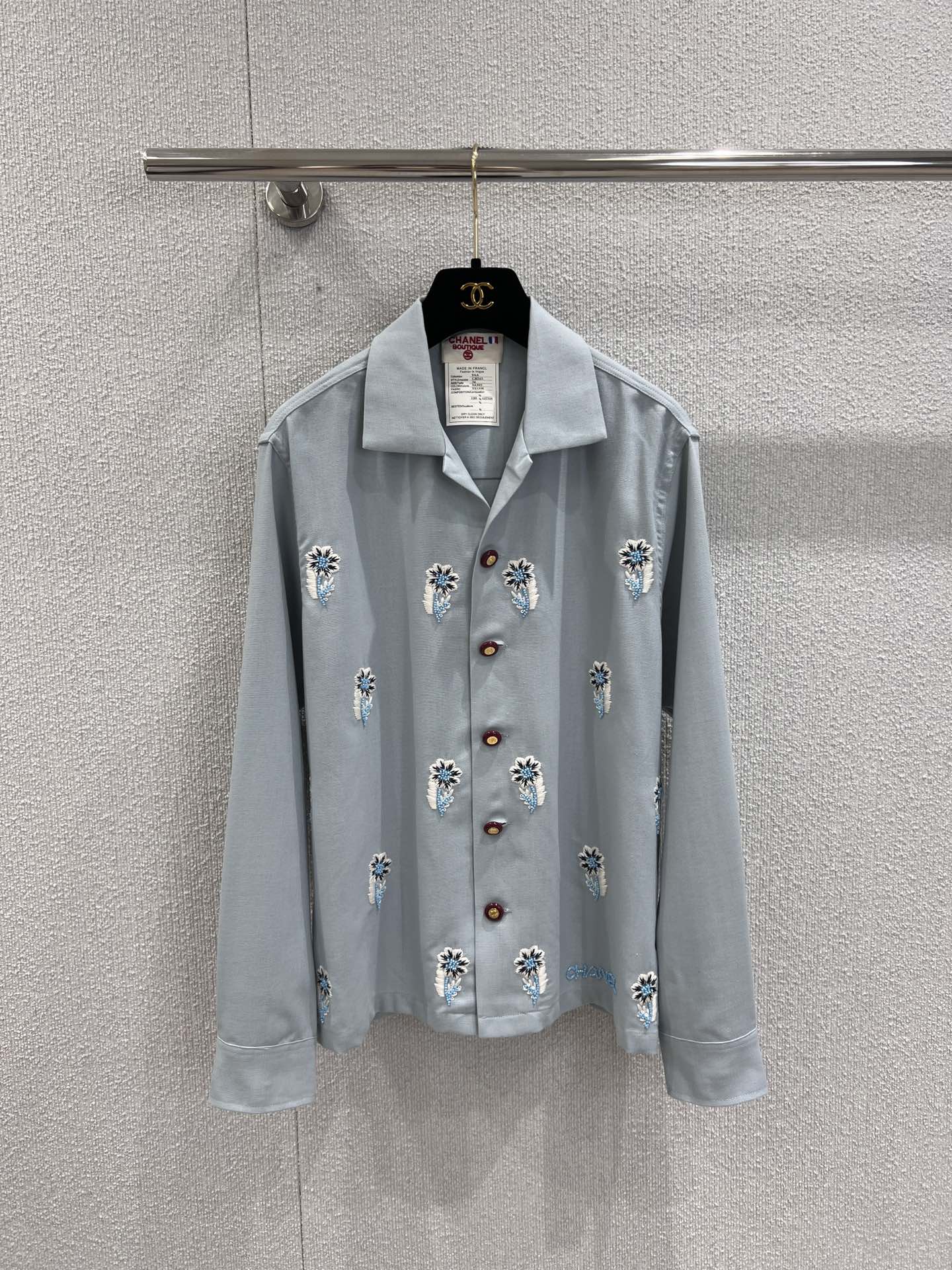 NO:464537,Support for replacement Chane* 25B high-end handicraft workshop series new styles, flower embroidered beaded lapel long-sleeved shirt丨Exclusive high-end production! Super Heavy Industry pure handmade beads have excellent texture, clean and refreshing colors, versatile items with external matching, customized fabrics, good-looking whether worn alone or layered, and Jimei must arrange it! S/M/L real photos, chanel,shirts,alexander wang19860909支持换款 Chane* 25B高級手工坊系列新款 花朵刺绣钉珠翻领长袖衬衫丨独家高版出品！ 超重工纯手工钉珠 质感绝佳 颜色干净清爽 外搭的百搭单品 定制面料 无论单穿或者叠穿都好看集美们 必须安排上 ！现货发售S/M/L实拍细节图,,chanel,shirts,alexander wang,Women's clothing