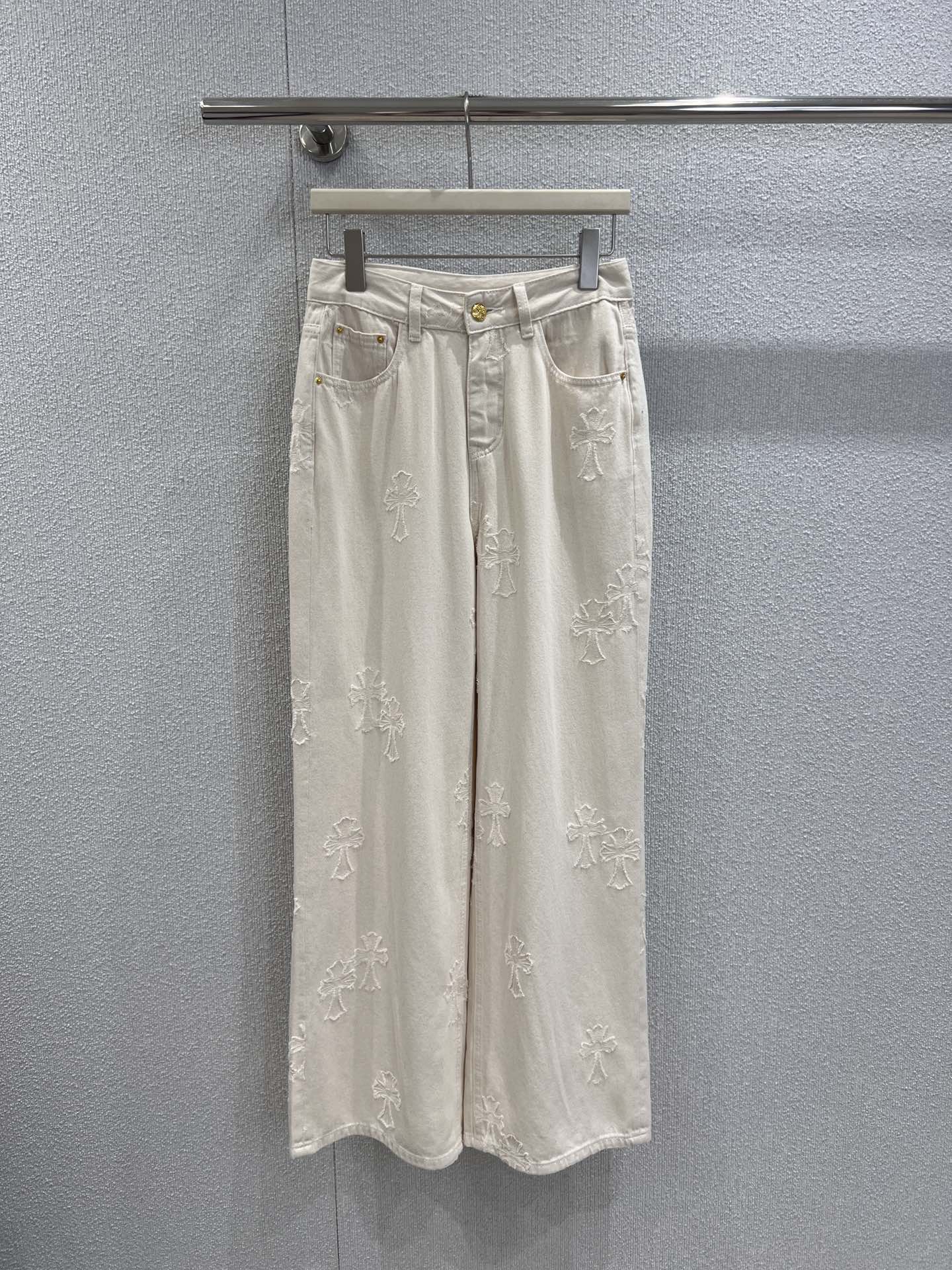 NO:462145,Support for replacement Chorme heart* 25Fw early autumn new style Cross burnt flower jeans trousers | Exclusive high-end production!  Customized YB twill cotton denim material, craft washing treatment, presenting three-dimensional OEM pattern, custom surface accessories, elegant and elegant, straight trousers cut, bone position lines complement each other, zipper pocket highlights waist lines, fashionable and eye-catching, daily commuting, S/M/L real-life details pictures,,alexander wang19860909支持换款 Chorme heart* 25Fw早秋新款 十字架烧花牛仔长裤丨独家高版出品！定制YB斜纹棉牛仔材质 工艺洗水处理 呈现立体做贴牌图案 定制面辅料 高雅显气质 直筒长裤剪裁 骨位线条呼应相得益彰 拉链口袋凸显腰部线条 时髦吸睛 日常通勤都现货发售S/M/L实拍细节图,,alexander wang,Women's clothing