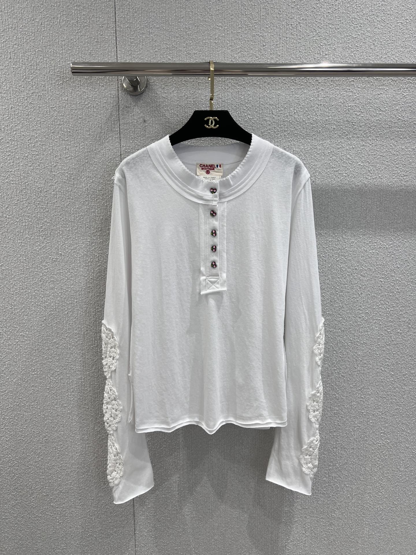 NO:464551,Support for replacement Chane* 25Fw early autumn new style, fashionable and tricky lace hooked long-sleeved T-shirt | Exclusive high-end production!  The tee that is popular among major bloggers in INS is fashionable and versatile. It can easily make you look good and unique hollow hook design!  Very in line with this year's trend, sweet and sexy, customized fabric, comfortable and simple, high-end and tasteful!  Sisters!  Bounce it all for me!  S/M/L real photos, chanel,tees, t-shirt,alexander wang19860909支持换款 Chane* 25Fw早秋新款 时髦小心机蕾丝钩花长袖T恤丨独家高版出品！火遍INS各大博主人手一件的tee,时髦百搭 轻轻松松就能让你颜值开挂个性独特的镂空钩花设计！非常贴合今年的流行趋势 甜美又性感 定制面料 舒适度爆表简单高级又有品味！姐妹们！都给我冲！现货发售S/M/L实拍细节图,,chanel,tees，t-shirt,alexander wang,Women's clothing