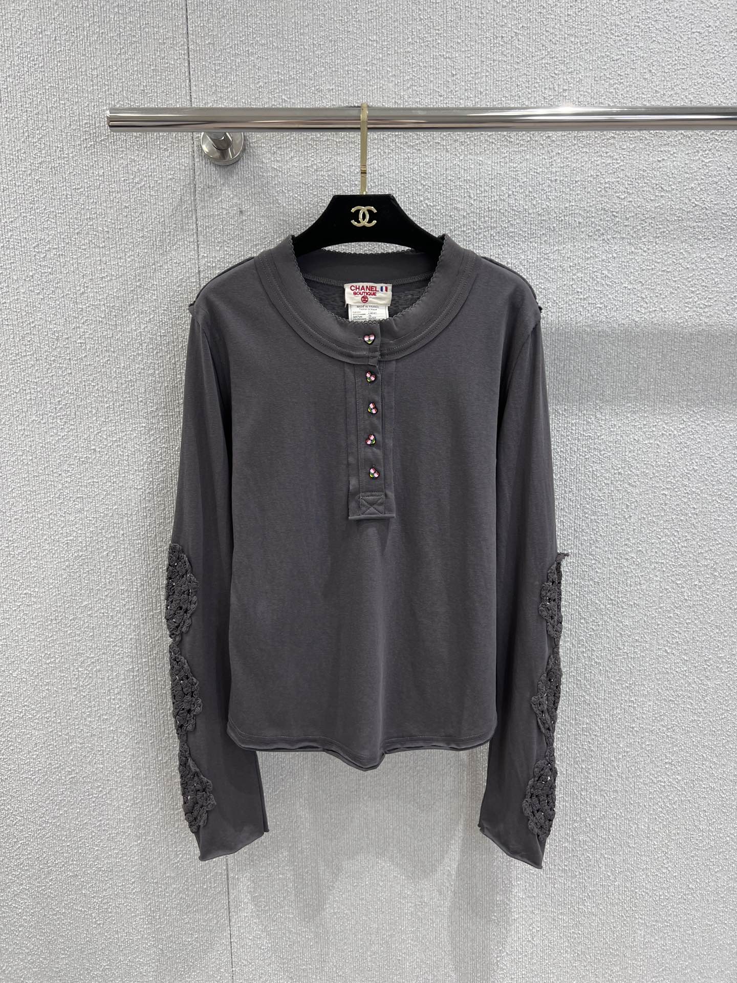 NO:464564,Support for replacement Chane* 25Fw early autumn new style, fashionable and tricky lace hooked long-sleeved T-shirt | Exclusive high-end production!  The tee that is popular among major bloggers in INS is fashionable and versatile. It can easily make you look good and unique hollow hook design!  Very in line with this year's trend, sweet and sexy, customized fabric, comfortable and simple, high-end and tasteful!  Sisters!  Bounce it all for me!  S/M/L real photos, chanel,tees, t-shirt,alexander wang19860909支持换款 Chane* 25Fw早秋新款 时髦小心机蕾丝钩花长袖T恤丨独家高版出品！火遍INS各大博主人手一件的tee,时髦百搭 轻轻松松就能让你颜值开挂个性独特的镂空钩花设计！非常贴合今年的流行趋势 甜美又性感 定制面料 舒适度爆表简单高级又有品味！姐妹们！都给我冲！现货发售S/M/L实拍细节图,,chanel,tees，t-shirt,alexander wang,Women's clothing