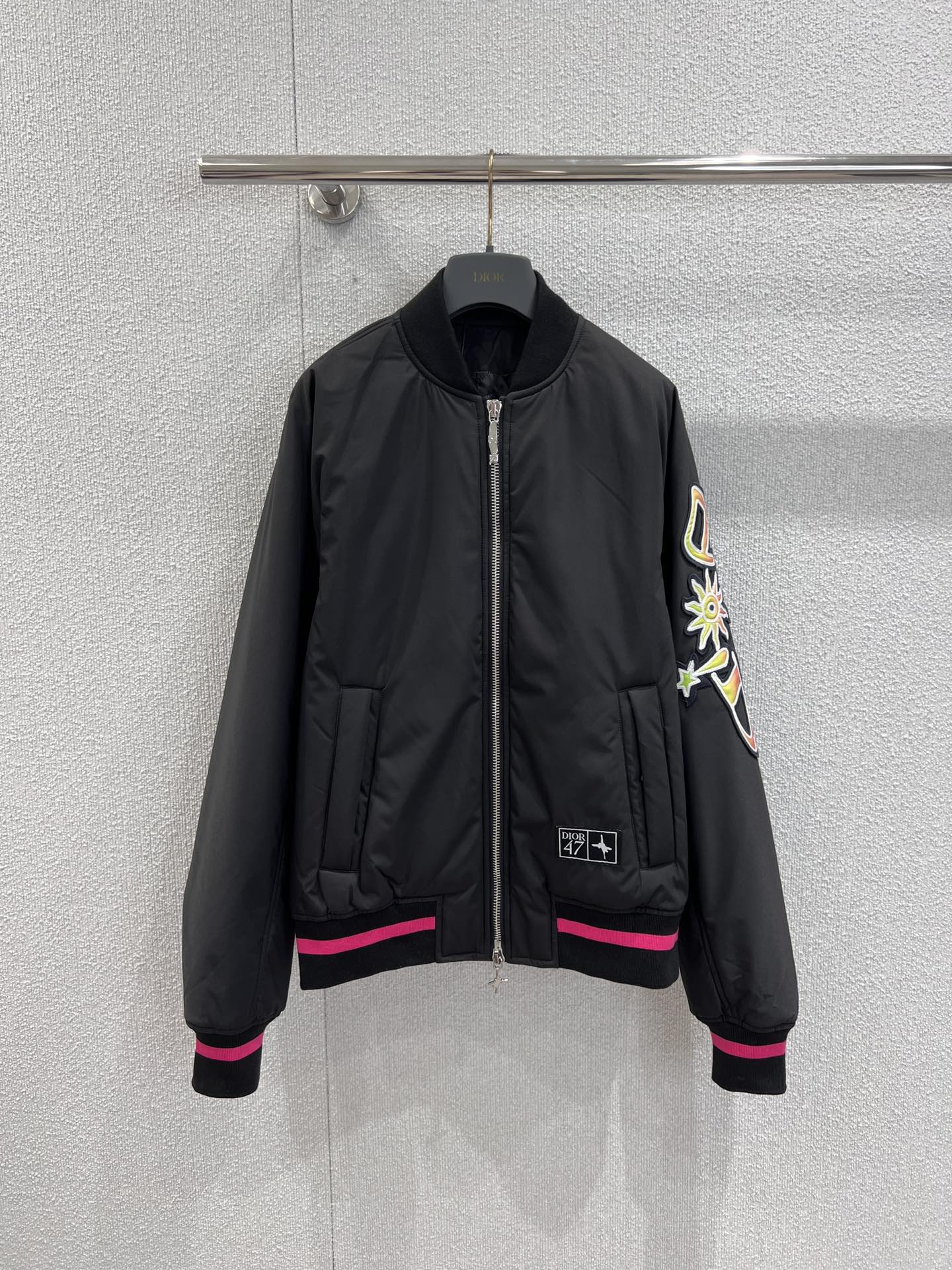 NO:460577,Support replacement Dio* 25Fw early autumn new style letter logo cotton jacket | Exclusive yb development!  High-end production!  Imported windproof and waterproof nylon material, high-quality texture and full of quality. The baseball uniform jacket is cut with black base, and the cuff hem is covered with rose red stripes. It is tightly attached to the body and makes it look neat. The single-side rotator cuff is printed with gradient colored letter logo, which is full of art, with cotton filling in the inner part, and the outfit is warm and moderate. The embroidered numbers on the back echo. The style is low-key and fashionable, with a full overall tone, effortless matching, high-end and fashionable style!  S/M/L real photos, dior, jackets & coats, alexander wang19860909支持换款 Dio* 25Fw早秋新款 字母徽标棉服外套丨独家yb开发！高版出品！进口防风防水尼龙材质,质感高级,品相十足,棒球服外套剪裁,通体以黑色打底,袖口下摆玫红色条纹包边,紧贴身躯更显利落,单侧肩袖印有渐变彩色字母徽标,艺术感满溢,内里衔棉填充,穿搭保暖有度,背后刺绣数字呼应,风格低调时髦,整体调性十足,不费力搭配,高级时髦款！现货发售S/M/L实拍细节图,,dior,jackets & coats,alexander wang,Women's clothing