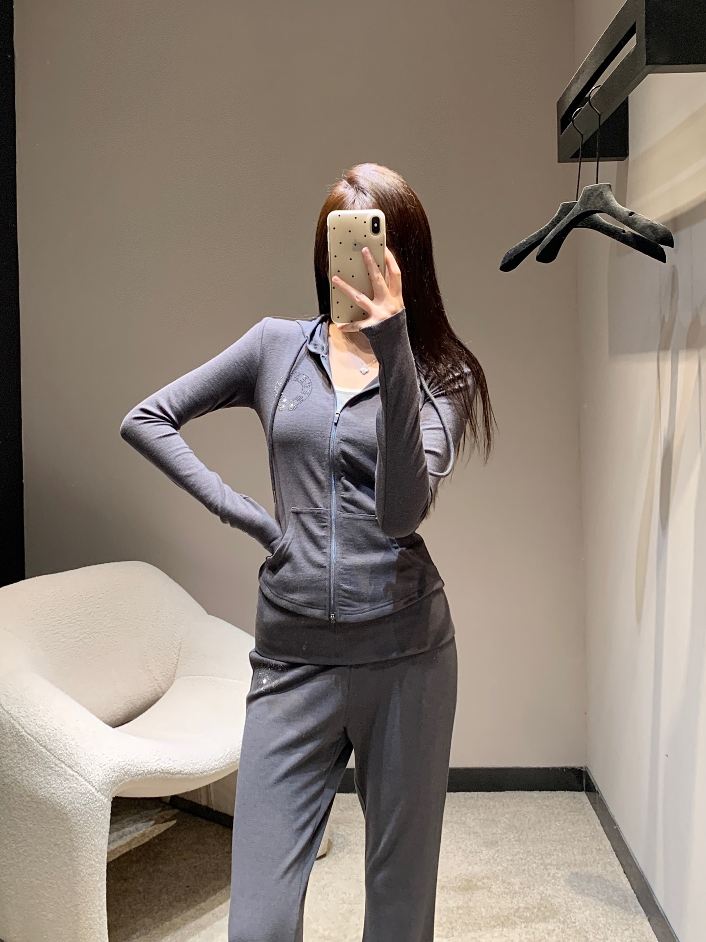 NO:460637,Chorme heart* 25Fw early autumn new style Heavy industry cross ironing zipper hooded jacket + micro-flare trousers set | Exclusive high-end production!  The high-density fabric has a silky texture!  Minimalist style French elegant lazy style, casual and fashionable!  The three-dimensional tailoring version can be sweet and salty to reduce the age-reducing girlish style. Various ways to wear it are versatile and slim and tall!  Highly recommend your own version!  S/M/L, Jackets & coats,hats,alexander wang19860909Chorme heart* 25Fw早秋新款 重工十字架烫钻拉链连帽外套+微喇叭长裤套装丨独家高版出品！高密度面料丝滑质感超赞！极简主义风法式优雅的慵懒风,休闲又时髦！立体剪裁版版型可甜可盐减龄少女风.多种穿法百搭上身显瘦又高挑！强烈推荐自留款！现货发售S/M/L,,jackets & coats,hats,alexander wang,Women's clothing