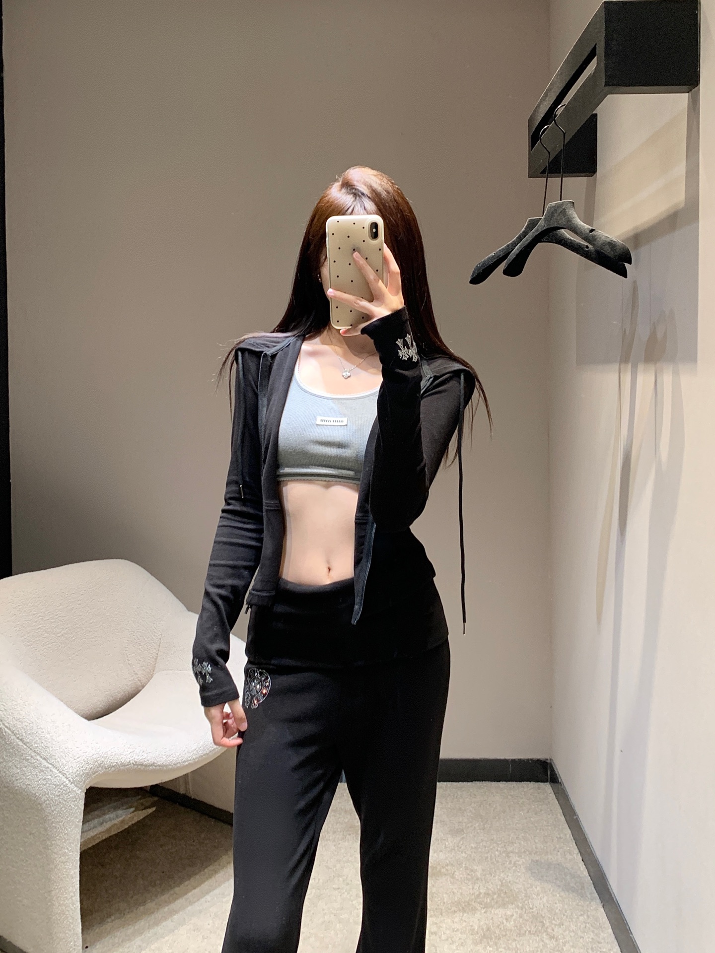 NO:460624,Chorme heart* 25Fw early autumn new style Heavy industry cross ironing zipper hooded jacket + micro-flare trousers set | Exclusive high-end production!  The high-density fabric has a silky texture!  Minimalist style French elegant lazy style, casual and fashionable!  The three-dimensional tailoring version can be sweet and salty to reduce the age-reducing girlish style. Various ways to wear it are versatile and slim and tall!  Highly recommend your own version!  S/M/L, Jackets & coats,hats,alexander wang19860909Chorme heart* 25Fw早秋新款 重工十字架烫钻拉链连帽外套+微喇叭长裤套装丨独家高版出品！高密度面料丝滑质感超赞！极简主义风法式优雅的慵懒风,休闲又时髦！立体剪裁版版型可甜可盐减龄少女风.多种穿法百搭上身显瘦又高挑！强烈推荐自留款！现货发售S/M/L,,jackets & coats,hats,alexander wang,Women's clothing