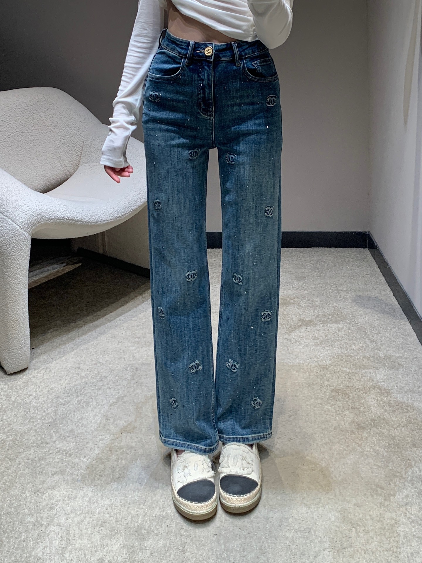 NO:460683,Chane* 25B high-end handicraft workshop series new style medieval logo embossed and ironed jeans trousers | Exclusive high-end production!  A must-have item for white and rich beauty. A slimming tool with wide-leg super long trousers, super beautiful top body!  The texture of denim is soft and delicate!  Straight-tube style and fashionable design, with a super Nice upper body!  Customized version makes the upper body look slimming!  Workmanship quality depends on the details. S/M/L is available in stock, chanel, alexander wang19860909Chane* 25B高级手工坊系列新款 中古风logo压花烫钻牛仔长裤丨独家高版出品！白富美必入单品.显瘦神器阔腿超长裤型上身超好看！牛仔质感柔软细腻！直筒版型时髦设计感,上身超奈斯！定制版型上身巨显瘦！做工品质看细节.现货发售S/M/L,,chanel,alexander wang,Women's clothing