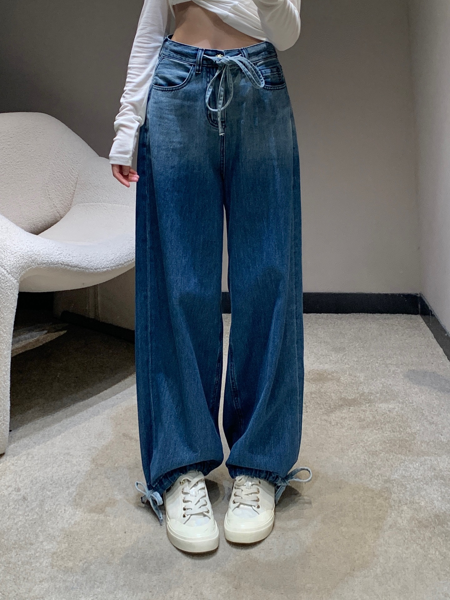 NO:460627,Chane* 25B high-end handicraft workshop series new models, heavy industry washing gradient color strap jeans | Exclusive high-end production!  No matter how you match it, it's right. It's simple and elegant. It's huge and slim. It's a magical tool for a small person. It's high-waisted straight-tire cut. It's suitable for both fat and thin. It's highly inclusive. It's easy to hide the meat. You can travel with a fashionable combination. It's available for sale in stock. S/M/L, chanel, jeans, alexander wang19860909Chane* 25B高级手工坊系列新款 重工水洗渐变色绑带牛仔裤丨独家高版出品！是怎么搭配都不会出错的牛仔裤没错了 简单大气 上身巨显瘦 小个子显高神器 高腰直筒剪裁 胖瘦皆宜 包容性强 轻松藏肉 随意搭配就可以时髦出行 现货发售S/M/L,,chanel,jeans,alexander wang,Women's clothing