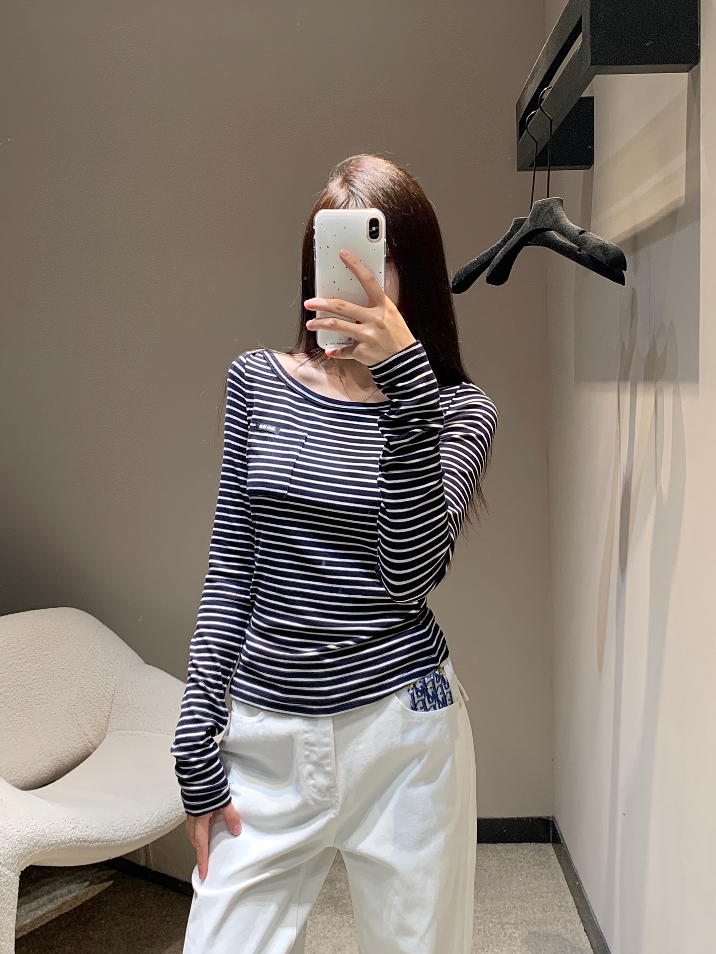 NO:462141,Miumi* 25Fw early autumn new style, one-shoulder Tennis wool striped base shirt丨Exclusive high-end production!  A series that feels comfortable in the cloud!  Whoever wears the upper body feels comfortable!  The fabric is super elastic!  Classic colors are both daily and high-end, and are a must-have for daily outfits!  S/M/L, miumiu, alexander wang19860909Miumi* 25Fw早秋新款 一字肩天丝羊毛条纹打底衫丨独家高版出品！云感舒适的系列！上身的触感谁穿谁知道的舒服！烫钻字母设计 面料弹力超级好！经典颜色都是日常又高级,日常穿搭必备！现货发售S/M/L,,miumiu,alexander wang,Women's clothing