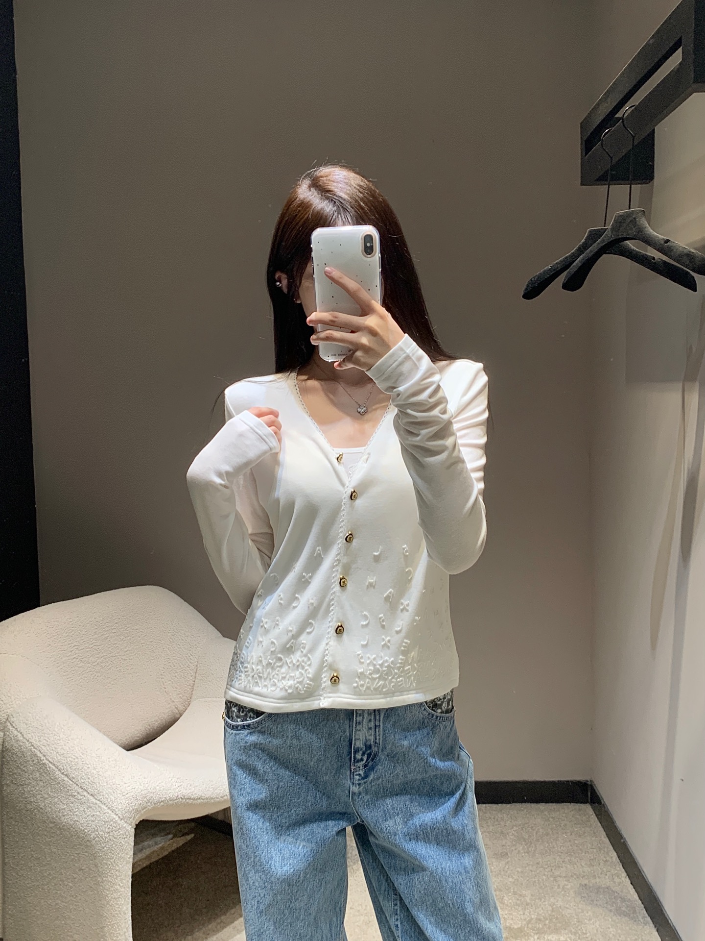 NO:462167,Chane* 25B high-end handicraft workshop series new two-piece set of medieval logo beaded vest + V-neck cardigan jacket | Exclusive high-end production!  Includes a vest and a cardigan!  Heavy-industrial letter beading design creates a recognizable shape. The impeccable fabric is perfect with excellent pattern design!  S/M/L, Chanel, Jackets & coats,alexander wang19860909Chane* 25B高级手工坊系列新款 两件套中古风logo串珠背心+V领开衫小外套丨独家高版出品！包含一件背心和一件开衫！重工字母串珠设计,打造富有辨识度的造型,无可挑剔的面料搭配优秀的版型设计简直完美！现货发售S/M/L,,chanel,jackets & coats,alexander wang,Women's clothing