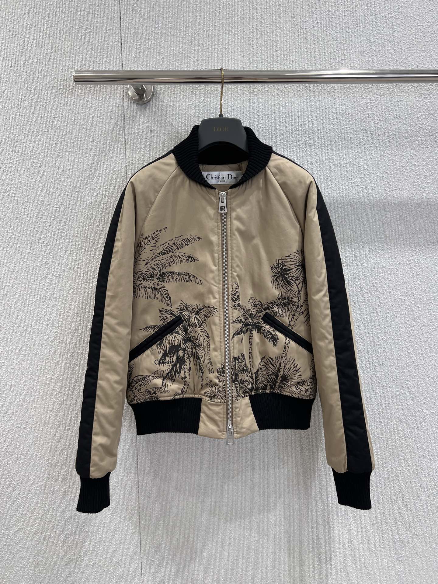 NO:463194,Support replacement Dio* 25Fw autumn and winter new style Vibrant jungle cotton flying jacket | Exclusive yb development!  High-end production!  The romantic style of using dense flowers and needles is made of a tender and romantic jacket, which is very versatile and versatile, and is super cool for girls to wear, with classic and durable elements and yet elegant. The yarn is fine, the patterns are delicate, the patterns are positioned and cut, the retro patterns are trendy and high-end. The silhouette design can be easily controlled and matched by any figure. It has a full sense of styling!  S/M/L real photos, dior, jackets & coats, jackets & coats, alexander wang19860909支持换款 Dio* 25Fw秋冬新款 活力丛林夹棉飞行夹克外套丨独家yb开发！高版出品！采用繁花密针的浪漫 高定艺术制作柔情且浪漫、很百搭的一款夹克外套宽松版型女生穿都超超超酷、老花元素经典耐看且不失气质,纱支精细,纹路细腻,花型定位裁剪,复古图案又潮又高级,廓形的设计任何身材可以轻松驾驭可搭配 造型感十足！现货发售S/M/L实拍细节图,,dior,jackets & coats,jackets & coats,alexander wang,Women's clothing