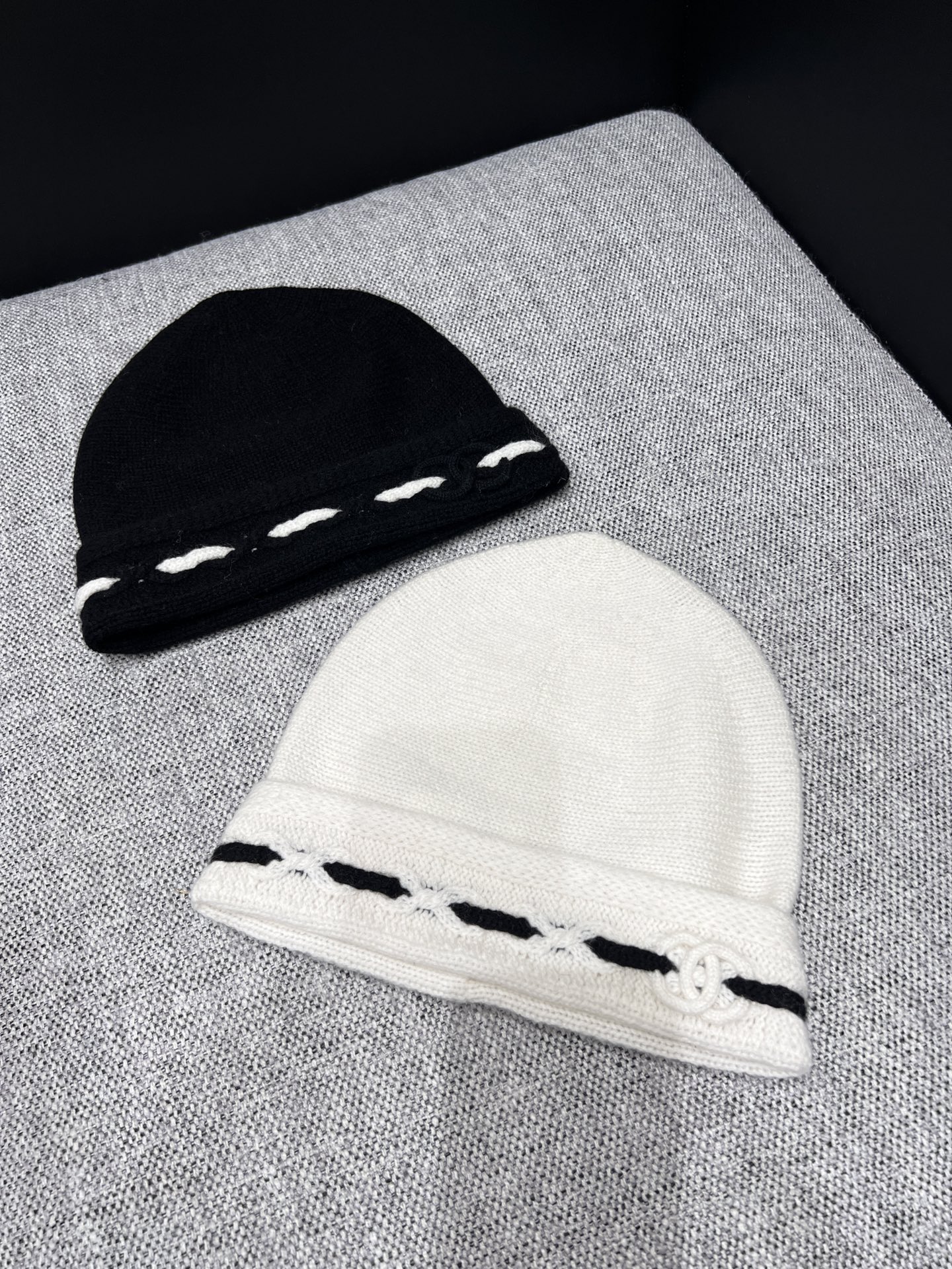 NO:462182,Support replacement Chane* 25A high-end handicraft workshop series new cashmere cold hat丨Exclusive yb development!  High-end production!  Winter matching artifact High quality Pure cashmere material, super soft and skin-friendly, soft and glutinous pure hand-made crochet logo three-dimensional and exquisite, super elastic and not picky in the head shape, super versatile and daily outfit, it will be quite fashionable and eye-catching and fragrant, grandma's hat has always been very popular!  Not picky about face shape, very good match!  Spot sale One size (F), Chanel, Hats, Alexander wang19860909支持换款 Chane* 25A高级手工坊系列新款 羊绒冷帽丨独家yb开发！高版出品！冬季搭配神器 高品质 纯羊绒材质,超级柔软亲肤,软软糯糯纯手工钩织logo立体精致 超大弹力不挑头型,超级百搭日常穿搭后搭配这样一顶帽子就相当时髦亮眼香奶奶的帽子一直很受欢迎！不挑脸型 很好搭配！现货发售 均码（ F）,,chanel,hats,alexander wang,Women's clothing