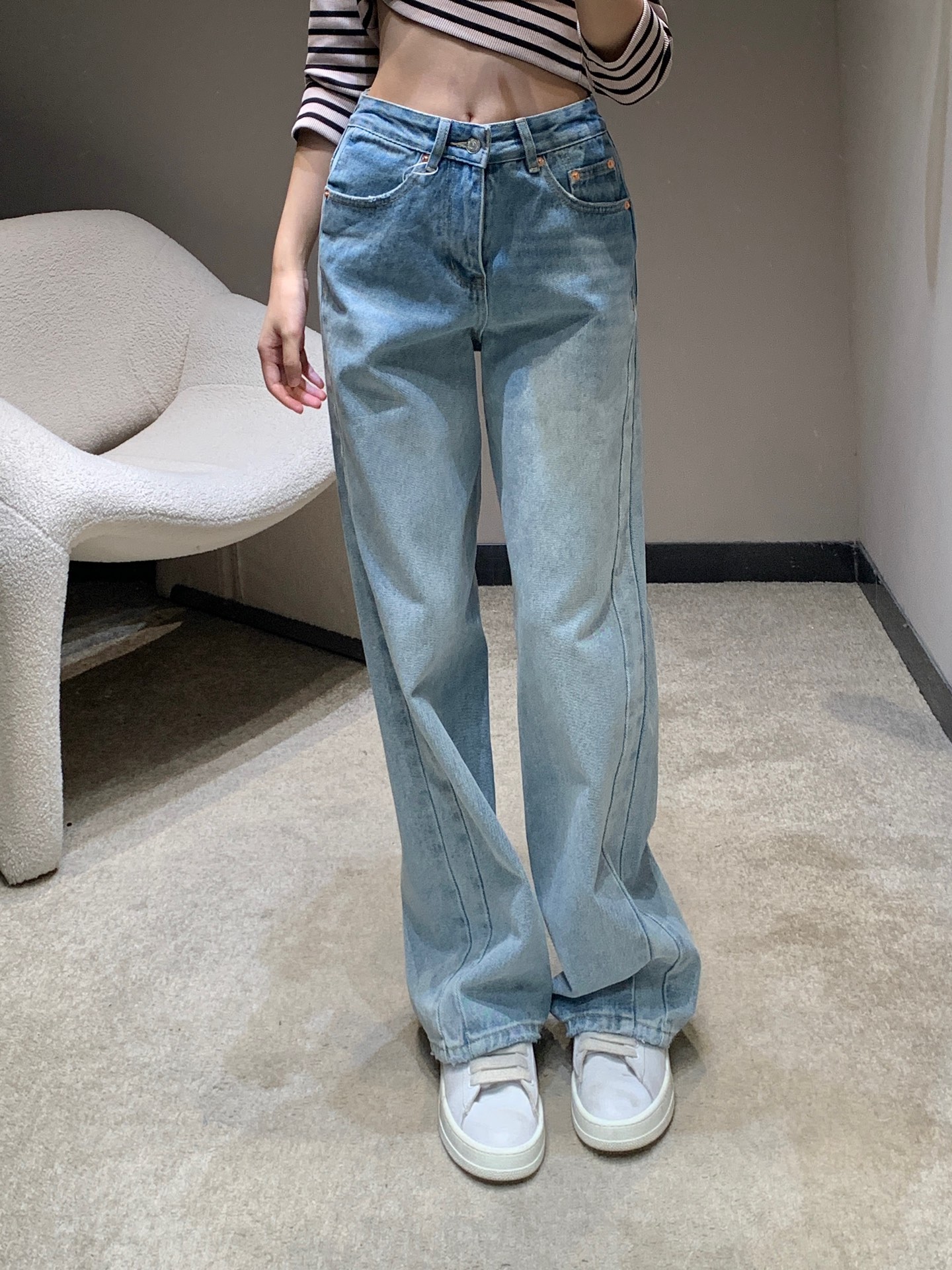 NO:464619,MaisonMargi*la 25Fw early autumn new style, hollow jeans trousers on the waist | Exclusive high-end product!  The denim pure cotton material is made of soft and delicate touch. Simple design. The back waist is hollowed-out waist is casually sexy. The wash-up blue color is also very good. This upper body looks slim. Customized hardware accessories. Premium items. Fashionable and tone~S/M/L is available in stock, alexander wang19860909MaisonMargi*la 25Fw早秋新款 后腰镂空牛仔长裤丨独家高版出品！采用的牛仔纯棉材质 触感柔软细腻 简约设计 后腰镂空腰不经意的小性感 洗水蓝色系 随意一搭也很好看 这款上身很显瘦 定制五金配件 高级单品 时髦又有腔调~现货发售S/M/L,,alexander wang,Women's clothing