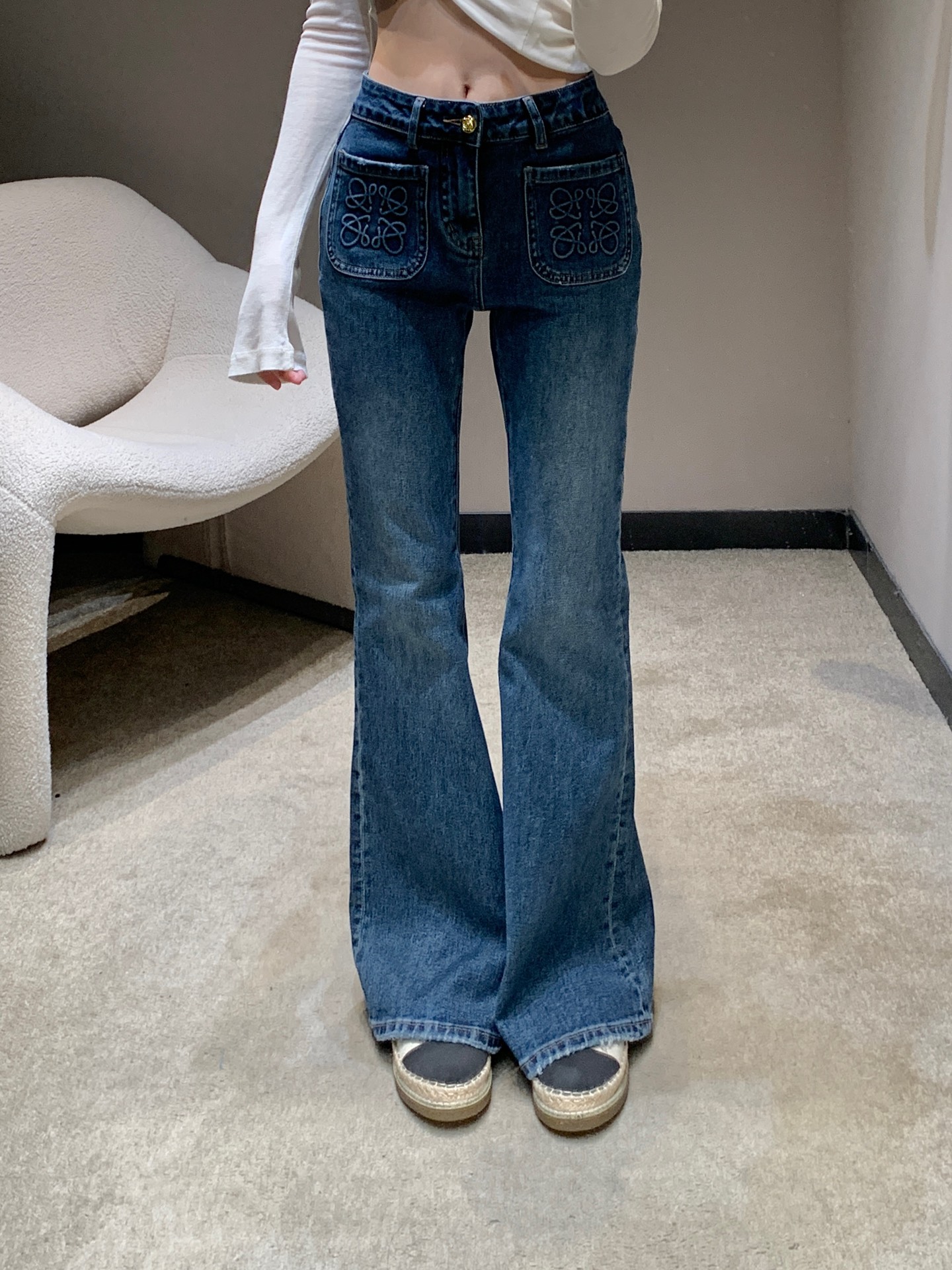 NO:466430,Loew* 25Fw early autumn new logo embossed double pocket micro-flare denim trousers | Exclusive yb development!  High-end production!  These jeans are definitely a must-have style this year, which is super nice!  The upper body of the bell-bottom trousers instantly becomes a beautiful waist-and-hip ratio!  The upper body has a good effect and is beautiful leg shape, which makes you look thinner and taller. Stretch the entire leg lines, lift the arms and clap the hips. Visually stretch the body proportions are simply a perfect visual slimming method. It is a high-end and stylish style. Good products are good at hand speed!  S/M/L, loewe, jeans, alexander wang19860909Loew* 25Fw早秋新款 logo压花双口袋微喇牛仔长裤丨独家yb开发！高版出品！这条牛仔裤绝对是今年必入的款版型超级nice！喇叭裤型上身秒变绝美腰臀比例！上身效果级佳拯救不丸美腿型 显瘦显高 拉伸整个腿部线条 提臂修胯 视觉上拉伸身材比例简直就是妥妥的视觉显瘦大法高级而有格调,好货拼手速啦！现货发售 S/M/L,,loewe,jeans,alexander wang,Women's clothing