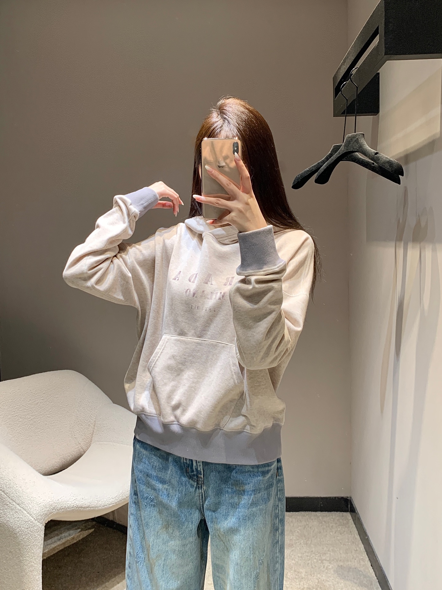 NO:462222,Prad* 25Fw autumn and winter new style letter printed hooded cotton sweatshirt丨Exclusive yb development!  High-end production!  This soft cotton hooded sweatshirt outlines classic sports lines and embellishes retro charming details such as faded front letter logos. Rib knitted bottom edge rib knit cuffs. Front pouch ready-to-wear dyed front printed letter logo. Workmanship quality depends on details. S/M/L, prada, hoodie, sweatshirts, hats, alexander wang19860909Prad* 25Fw秋冬新款 字母印花连帽棉质卫衣丨独家yb开发！高版出品！这款柔软的棉质连帽卫衣勾勒经典运动线条,点缀以正面褪色效果字母徽标等复古魅力细节 罗纹针织底边罗纹针织袖口 正面小袋成衣染色正面印花字母徽标 做工品质看细节.现货发售S/M/L,,prada,hoodie,sweatshirts,hats,alexander wang,Women's clothing