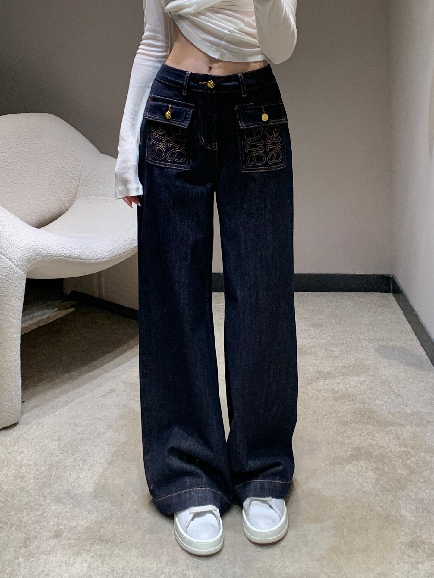 NO:464582,Loew* 25Fw early autumn new style, double pocket embroidered decorative jean trousers丨Exclusive high-end production!  Twill cotton denim material, craft washing treatment, presents three-dimensional OEM pattern, customized surface accessories, elegant and elegant, straight trousers cut, bone position lines, echo each other, zipper pocket highlights waist lines, fashionable and eye-catching, daily commuting, can be matched with any item, S/M/L,,loewe,alexander wang19860909Loew* 25Fw早秋新款 双口袋刺绣装饰牛仔长裤丨独家高版出品！斜纹棉牛仔材质 工艺洗水处理 呈现立体做贴牌图案 定制面辅料 高雅显气质 直筒长裤剪裁 骨位线条呼应相得益彰 拉链口袋凸显腰部线条 时髦吸睛 日常通勤都 可搭配任何单品 现货发售S/M/L,,loewe,alexander wang,Women's clothing