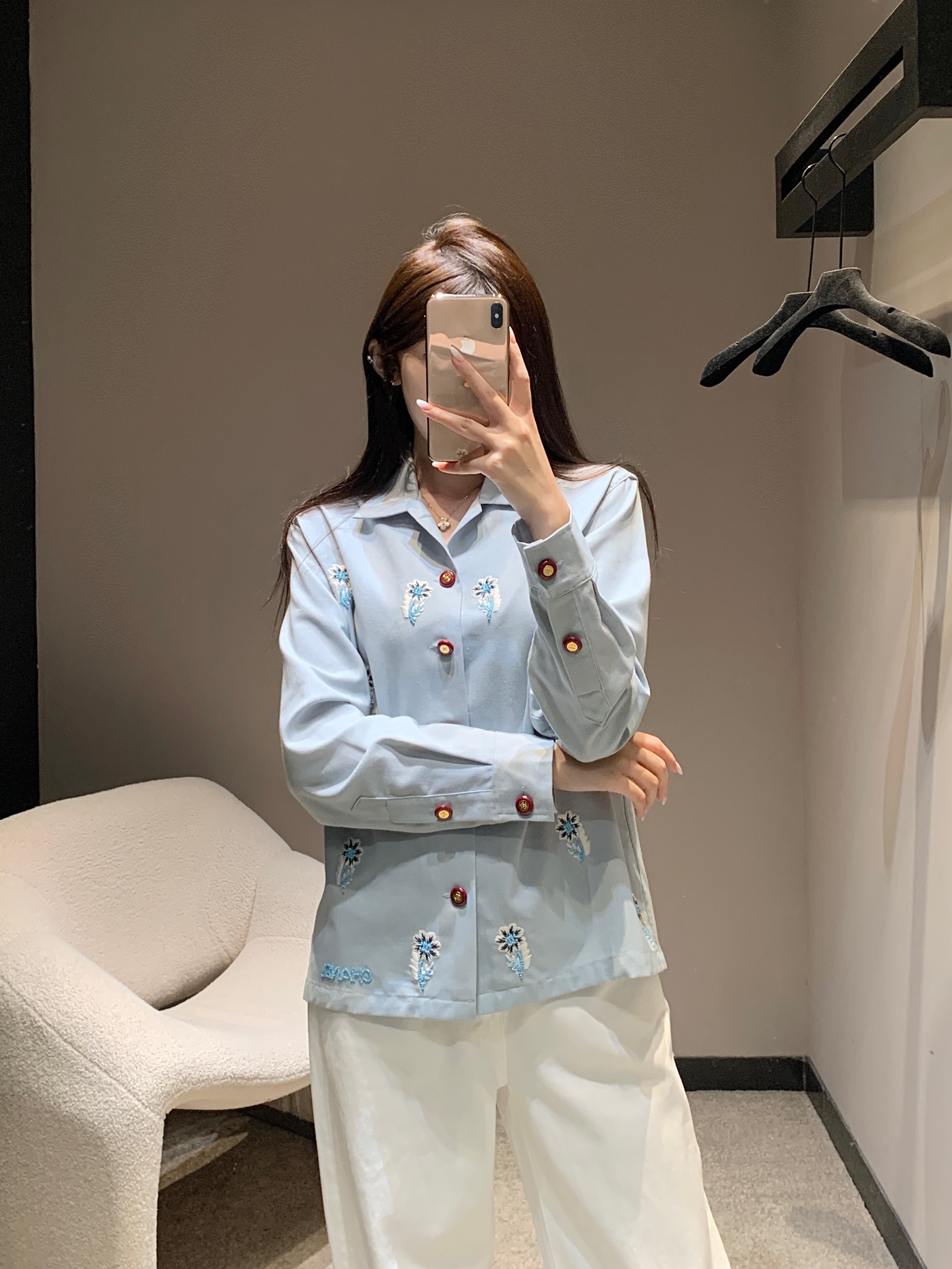 NO:464544,Chane* 25B high-end handicraft workshop series new style flower embroidered beaded lapel long-sleeved shirt丨Exclusive high-end production! Super Heavy Industry pure handmade beads have excellent texture, clean and refreshing colors, versatile items with external matching, customized fabrics, good-looking whether worn alone or layered, and Jimei must arrange it! S/M/L, Chanel, Shirts, alexander wang19860909Chane* 25B高級手工坊系列新款 花朵刺绣钉珠翻领长袖衬衫丨独家高版出品！ 超重工纯手工钉珠 质感绝佳 颜色干净清爽 外搭的百搭单品 定制面料 无论单穿或者叠穿都好看集美们 必须安排上 ！现货发售S/M/L,,chanel,shirts,alexander wang,Women's clothing